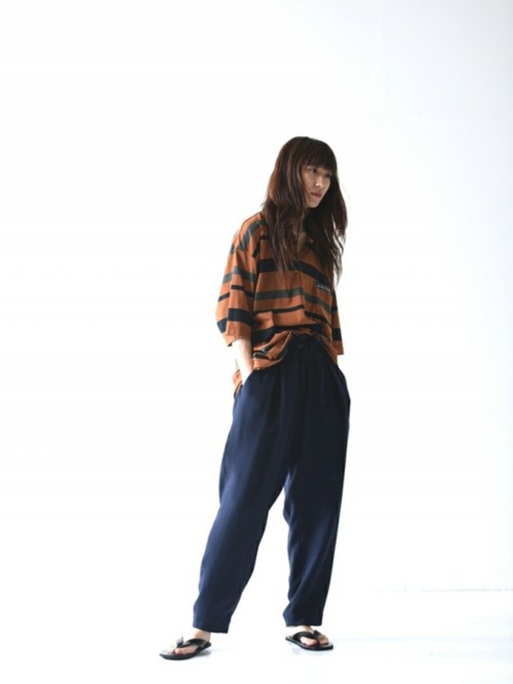 「メンズライク、サンダル、ポロシャツ、レザーサンダル、YANTOR、ビーチサンダル、Essay、OVIE STUDIO、ヤントル、エッセイ」｜「ESSAYのESSAY ビッグポロ camel border（ポロシャツ、ブラウン系）」を使った、OVIE STUDIOさん（レディース・163cm）の夏コーディネートの1枚目の写真