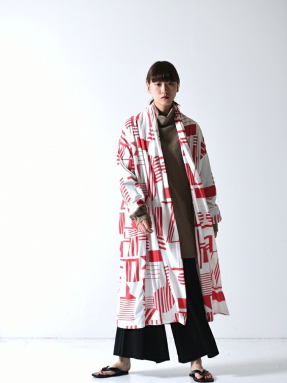 「柄、ロングコート、メンズライク、羽織り、夏コーデ、sneeuw、ビーチサンダル、Essay、OVIE STUDIO、BISHOOL」｜「sneeuwのsneeuw モンタージュプリントカーディガン red（その他アウター、ホワイト系）」を使った、OVIE STUDIOさん（レディース・163cm）の夏コーディネートの1枚目の写真