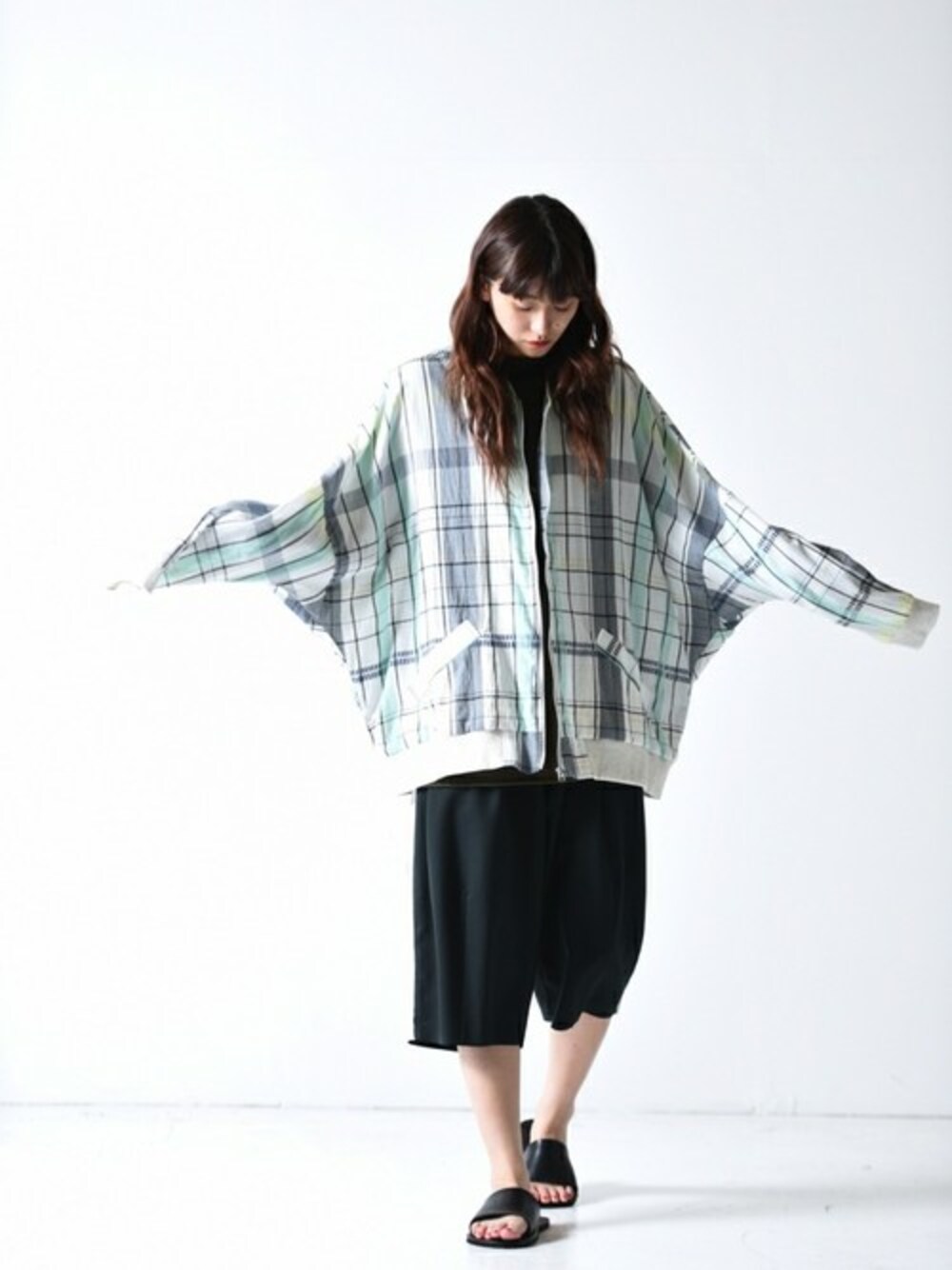 「チェック、ワイドパンツ、クロップドパンツ、サンダル、my beautiful landlet、夏コーデ、sneeuw、レザーサンダル、OVIE STUDIO、BISHOOL」｜「sneeuwのsneeuw ステッチチェックブルゾン mint（その他アウター、ホワイト系）」を使った、OVIE STUDIOさん（レディース・163cm）の夏コーディネートの1枚目の写真