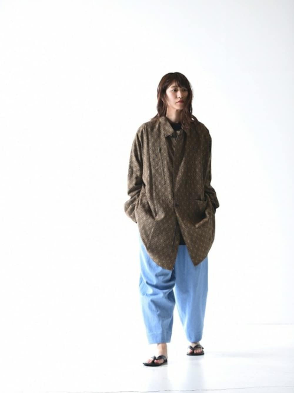 「コート、デニム、秋のコーデ、デニムパンツ、YANTOR、ビーチサンダル、OVIE STUDIO、ヤントル、BISHOOL、ビシュール」｜「YANTORのYANTOR Bleach Denim 1 tuck pants / light blue（スラックス、ブルー系）」を使った、OVIE STUDIOさん（レディース・163cm）の夏コーディネートの1枚目の写真