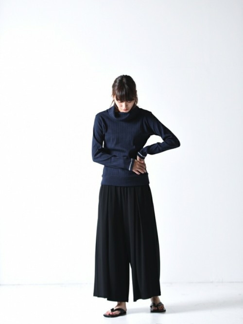 「秋のコーデ、ハイネック、ワイドパンツ、サンダル、キュロット、sneeuw、レザーサンダル、ビーチサンダル、OVIE STUDIO、BISHOOL」｜「sneeuwのsneeuw タートルプルオーバー（ニット/セーター、ブルー系）」を使った、OVIE STUDIOさん（レディース・163cm）の夏コーディネートの1枚目の写真