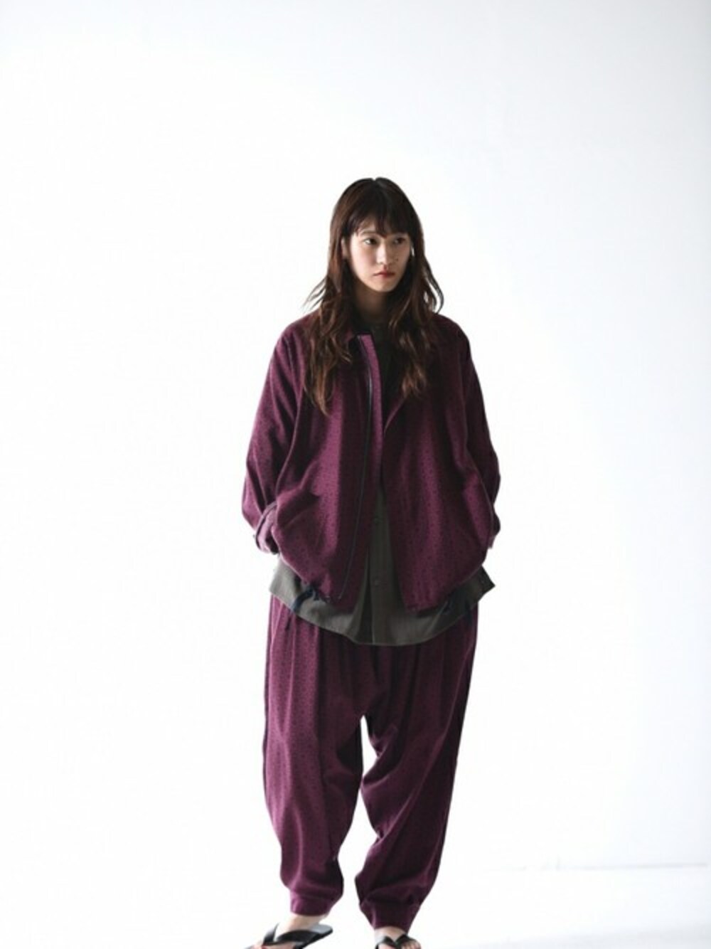 「ブルゾン、セットアップ、秋のコーデ、オーバーサイズ、サンダル、柄×柄、YANTOR、ビーチサンダル、OVIE STUDIO、BISHOOL」｜「YANTORのYANTOR Geometric Box jacket / wine red（その他アウター、レッド系）」を使った、OVIE STUDIOさん（レディース・163cm）の夏コーディネートの1枚目の写真