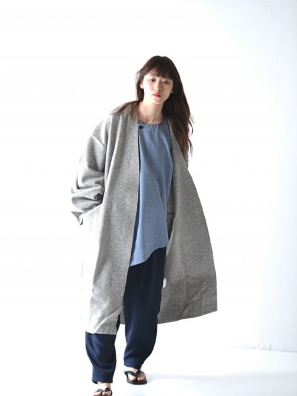 「グレー、秋のコーデ、ガウン、ロングコート、ETHOSENS、YANTOR、OVIE STUDIO、秋コーデ、VOAAOV、BISHOOL」｜「VOAAOVのVOAAOV ウールナイロン羽織ロングコート（その他アウター、グレー系）」を使った、OVIE STUDIOさん（レディース・163cm）の夏コーディネートの1枚目の写真