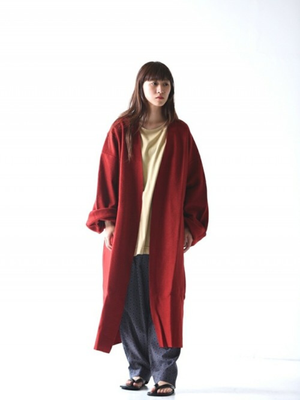 レッド系のその他アウター、ブラック系のサンダルを着用したレディースの夏コーディネートの1枚目の写真