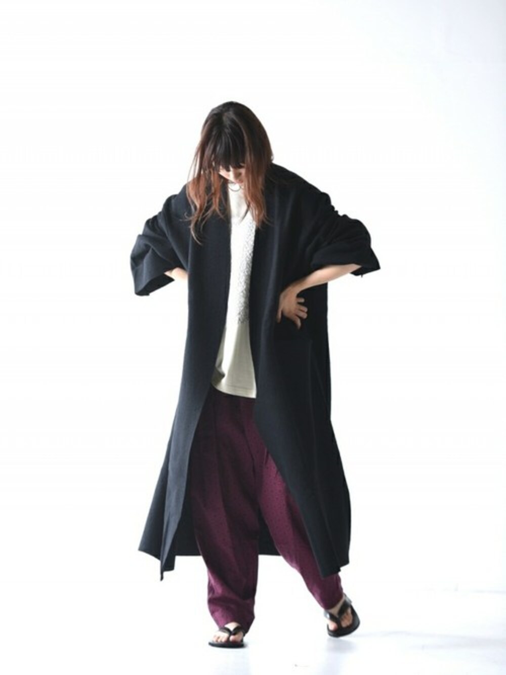 「秋のコーデ、ガウン、ロングコート、ユニセックス、YANTOR、秋、ビーチサンダル、OVIE STUDIO、VOAAOV、BISHOOL」｜「VOAAOVのVOAAOV ウールナイロン羽織ロングコート（その他アウター、ブラック系）」を使った、OVIE STUDIOさん（レディース・163cm）の夏コーディネートの1枚目の写真