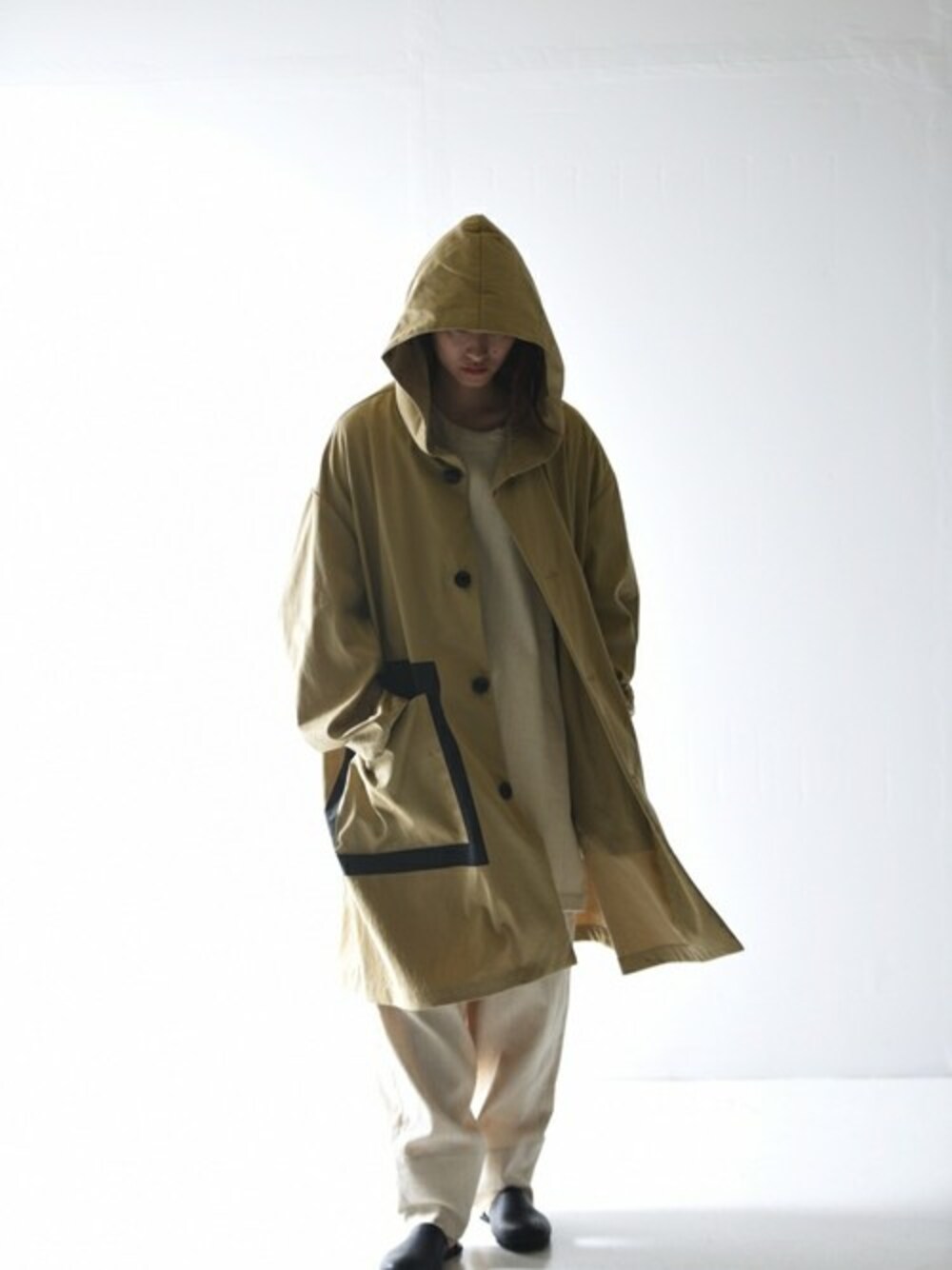 「ビッグシルエット、秋のコーデ、オーバーサイズ、サボ、ユニセックス、フードコート、YANTOR、OVIE STUDIO、VOAAOV、BISHOOL」｜「VOAAOVのVOAAOV ポケットプリントフードビッグコート beVOAAOV ポケットプリントフードビッグコート beige（その他アウター、ベージュ系）」を使った、OVIE STUDIOさん（レディース・163cm）の夏コーディネートの1枚目の写真