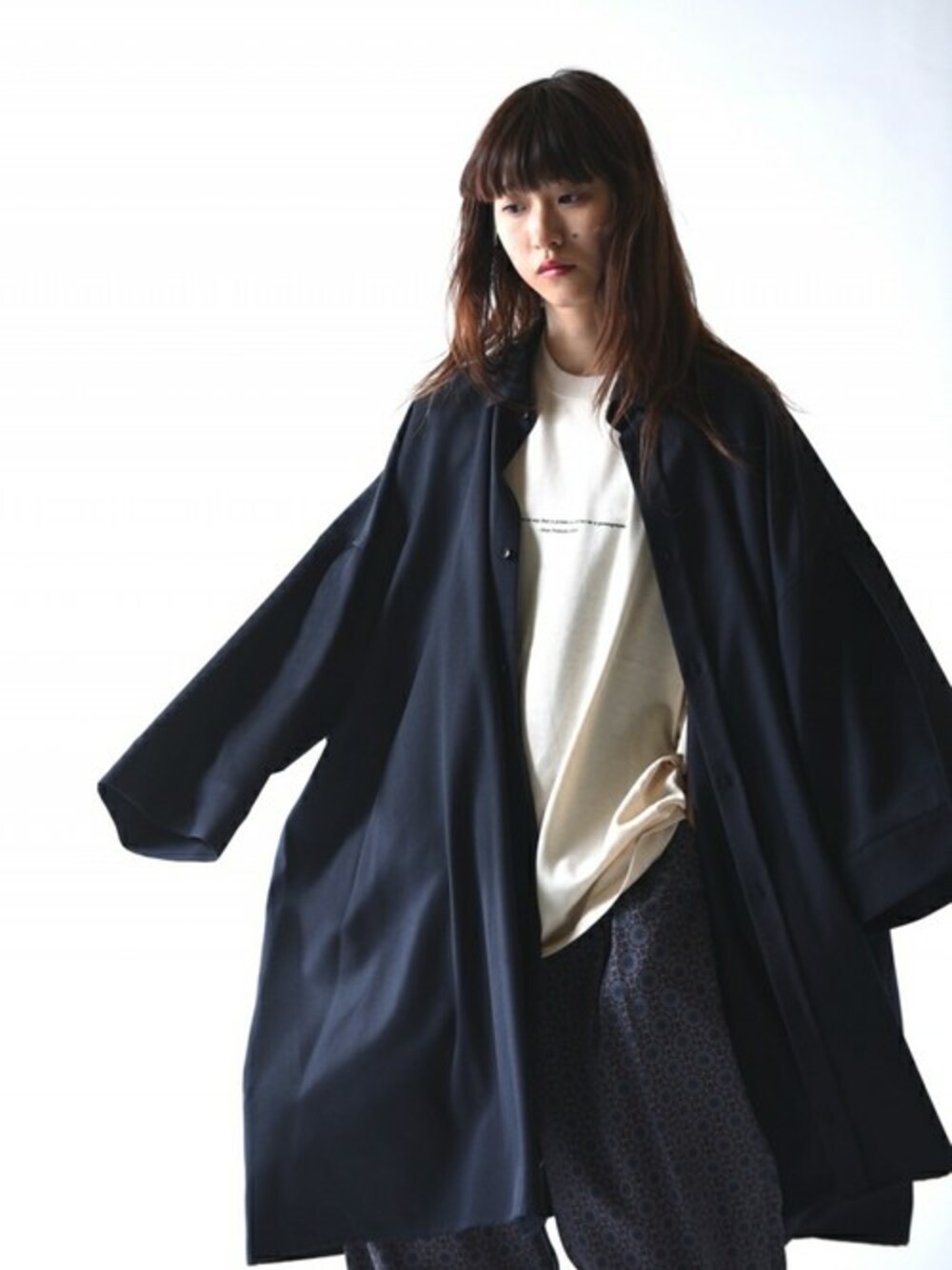 「秋のコーデ、オーバーサイズ、my beautiful landlet、サマーニット、ビッグシャツ、秋、Essay、OVIE STUDIO、crepuscule、ESSAY×crepuscule」｜「M.CohenのMy Beautiful Landlet ツイルウールビッグシャツ（シャツ/ブラウス、ブルー系）」を使った、OVIE STUDIOさん（レディース・163cm）の夏コーディネートの1枚目の写真