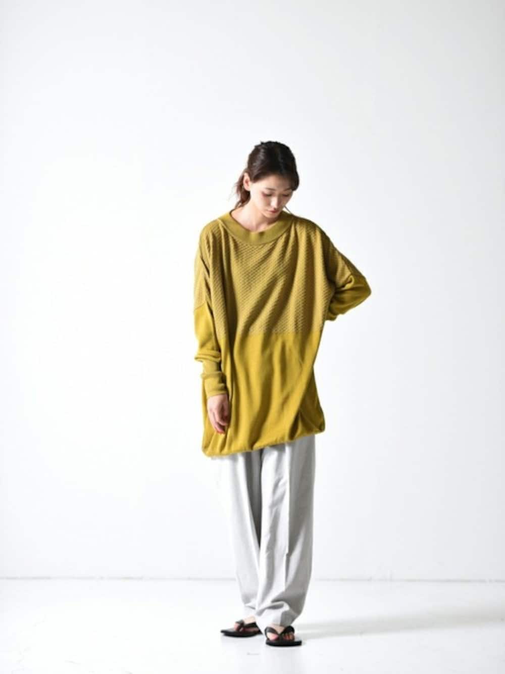 「スラックス、ワイドパンツ、ロングニット、サンダル、サマーニット、YANTOR、ビーチサンダル、Essay、OVIE STUDIO、BISHOOL」｜「ESSAYのESSAY WIDE TAPERED SLACKS light gray（スラックス、グレー系）」を使った、OVIE STUDIOさん（レディース・163cm）の夏コーディネートの1枚目の写真