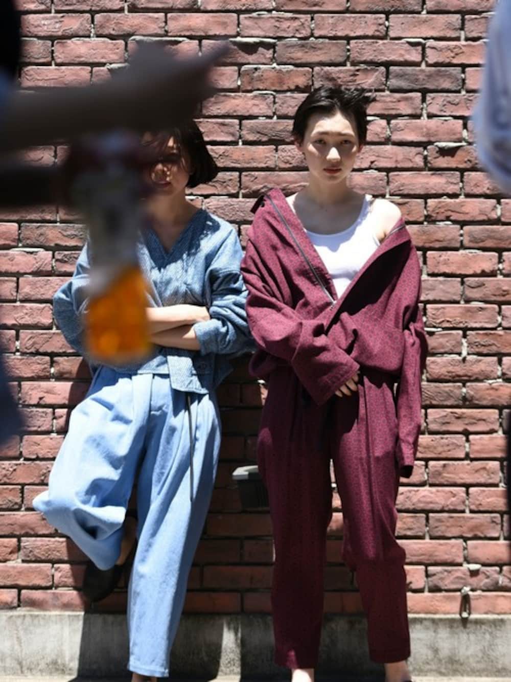 「デニムパンツ、ワインレッド、ユニセックス、イージーパンツ、ペアルック、ブルーコーデ、sneeuw、YANTOR、OVIE STUDIO、BISHOOL」｜「sneeuwのsneeuw パイルスリットブルゾン blue（その他アウター、ブルー系）」を使った、OVIE STUDIOさん（レディース・170cm）の夏コーディネートの1枚目の写真