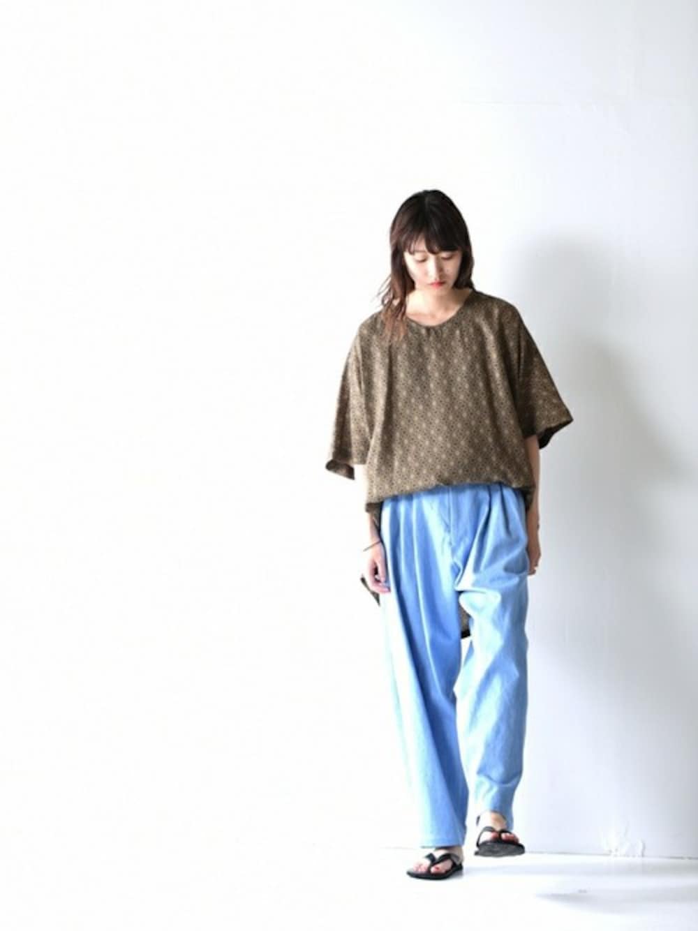 「デニム、デニムパンツ、タックパンツ、ライトブルー、YANTOR、ビーチサンダル、OVIE STUDIO、ヤントル、BISHOOL、ビシュール」｜「YANTORのYANTOR Bleach Denim 3 tuck pants / light blue（デニムパンツ、ブルー系）」を使った、OVIE STUDIOさん（レディース・163cm）の夏コーディネートの1枚目の写真