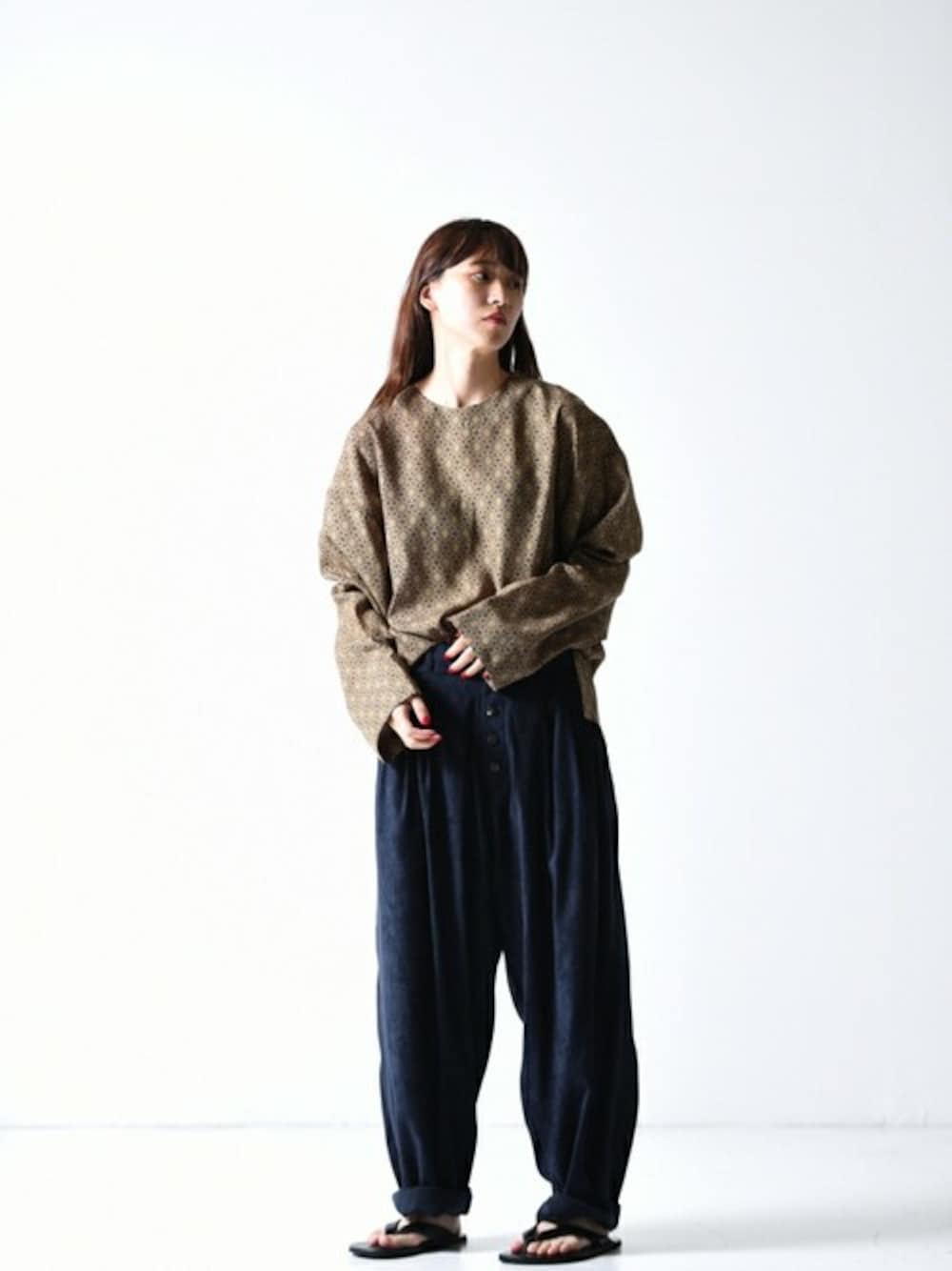 「秋のコーデ、ワイドパンツ、スウェード、タックパンツ、YANTOR、ビーチサンダル、OVIE STUDIO、秋コーデ、ヤントル、BISHOOL」｜「YANTORのYANTOR Geometric Drop Pullover / yellow（Tシャツ/カットソー、イエロー系）」を使った、OVIE STUDIOさん（レディース・163cm）の夏コーディネートの1枚目の写真