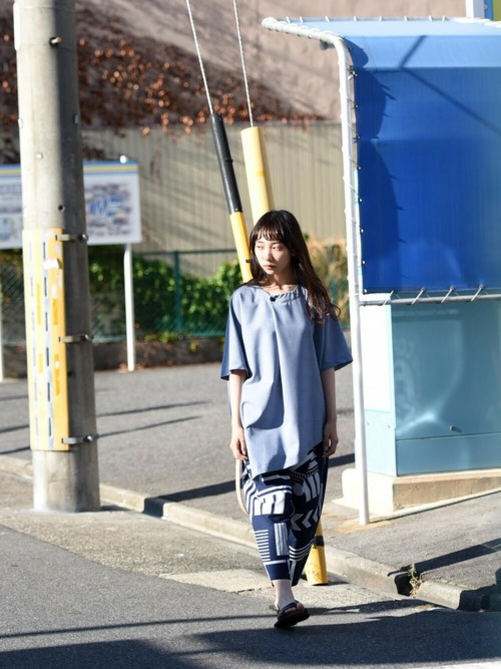 「ブルー、snap、青、ユニセックス、ETHOSENS、sneeuw、レザーサンダル、OVIE STUDIO、コクーンパンツ、BISHOOL」｜「ETHOSENSのETHOSENS トロピカルウールノーカラーカットソー sachs（Tシャツ/カットソー、ブルー系）」を使った、OVIE STUDIOさん（レディース・153cm）の夏コーディネートの1枚目の写真