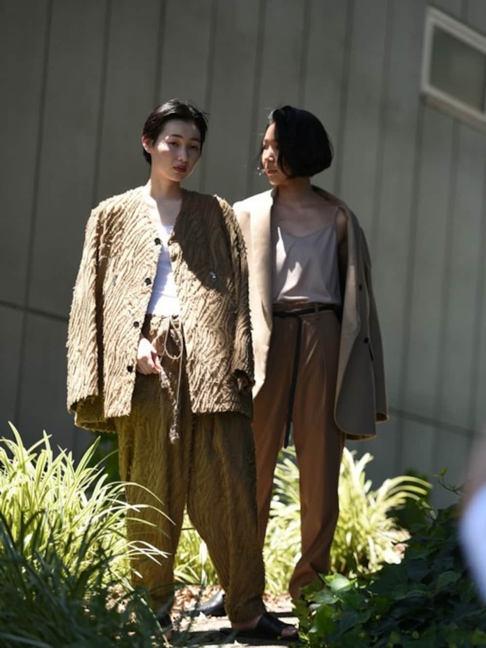 「セットアップ、ベージュ、秋のコーデ、ユニセックス、ペアルック、edwina horl、ベージュコーデ、ETHOSENS、OVIE STUDIO、秋コーデ」｜「Edwina HorlのEdwina Horl 定番紐パンツ beige（スラックス、ベージュ系）」を使った、OVIE STUDIOさん（レディース・170cm）の夏コーディネートの1枚目の写真