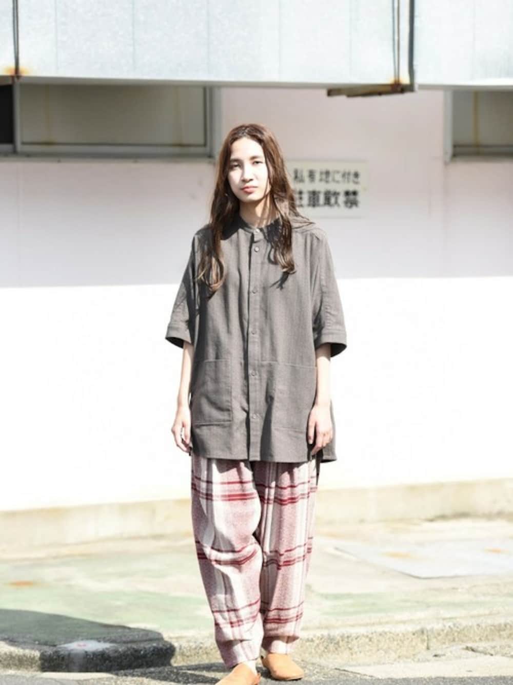 「チェック、オーバーサイズ、ユニセックス、タックパンツ、YANTOR、半袖シャツ、OVIE STUDIO、AUTTAA、アウッタ、ヤントル」｜「YANTORのYANTOR Amunzen Box Shirts charcoal gray（シャツ/ブラウス、グレー系）」を使った、OVIE STUDIOさん（レディース・156cm）の秋コーディネートの1枚目の写真