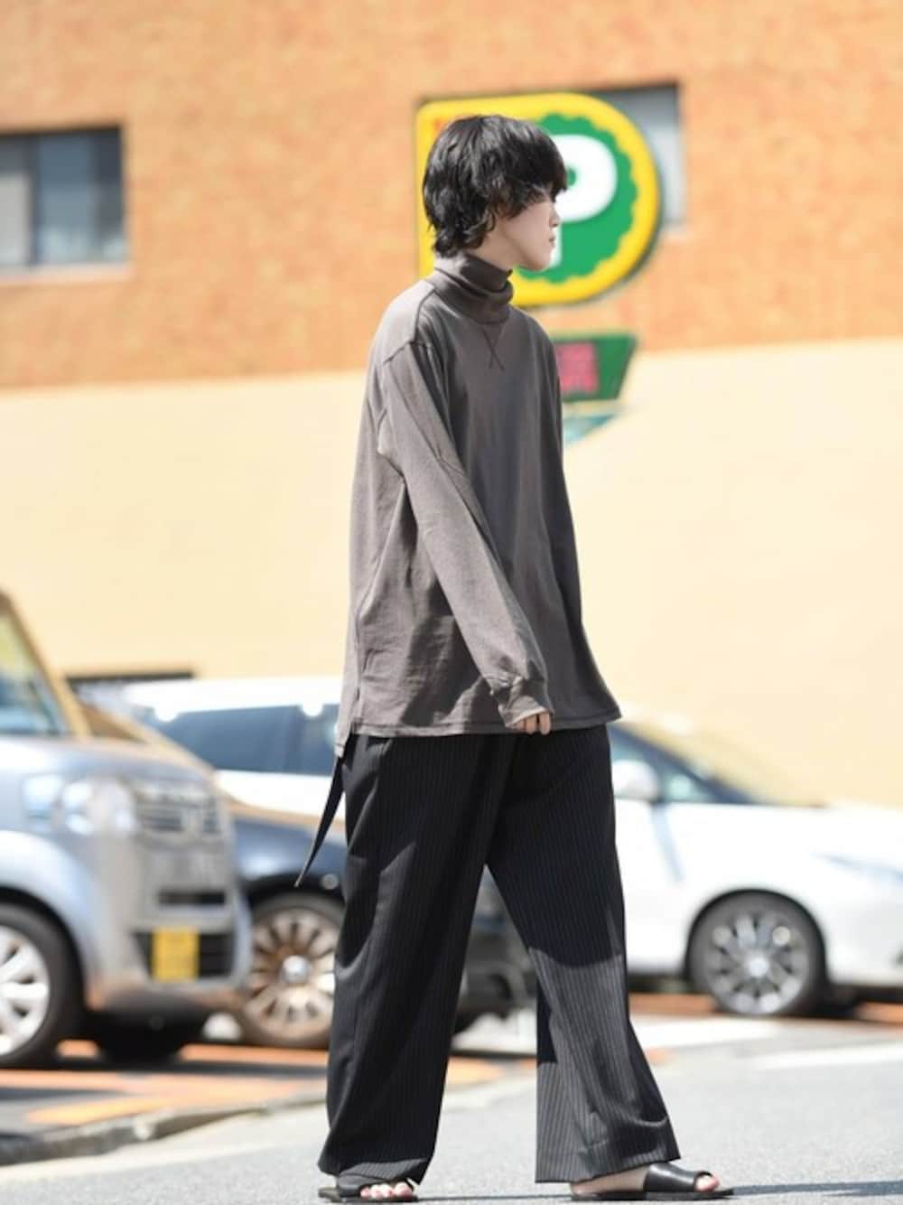 「ハイネック、ワイドパンツ、ユニセックス、edwina horl、レザーサンダル、Essay、OVIE STUDIO、エドウィナホール、エッセイ、BISHOOL」｜「ESSAYのESSAY LV ネックプリントハイネックプルオーバー khaki gray（Tシャツ/カットソー、グレー系）」を使った、OVIE STUDIOさん（レディース・171cm）の秋コーディネートの1枚目の写真