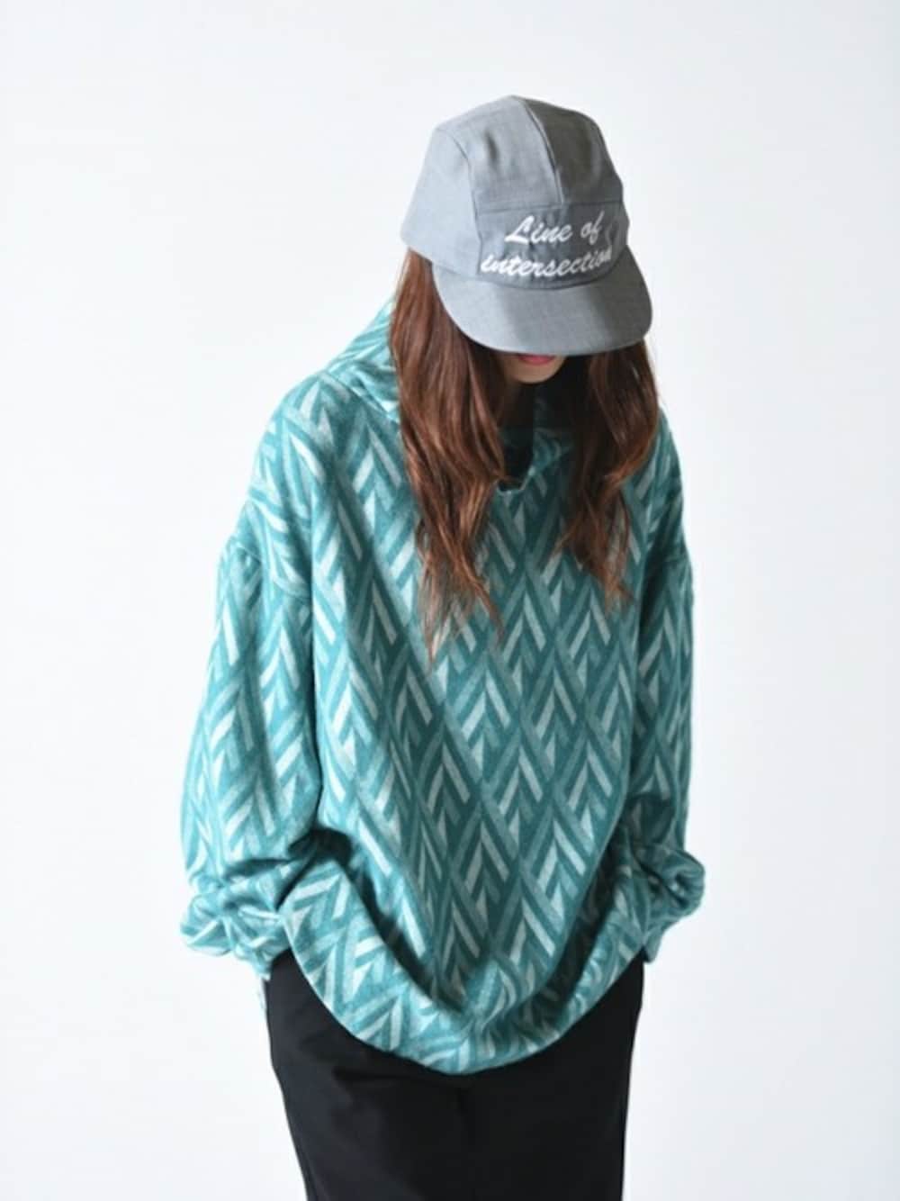 「ニット、グリーン、グレー、キャップ、タートルネック、ETHOSENS、sneeuw、スニュウ、エトセンス、OVIE STUDIO」｜「ETHOSENSのETHOSENS 刺繍キャップ gray（キャップ、グレー系）」を使った、OVIE STUDIOさん（レディース・163cm）の秋コーディネートの1枚目の写真