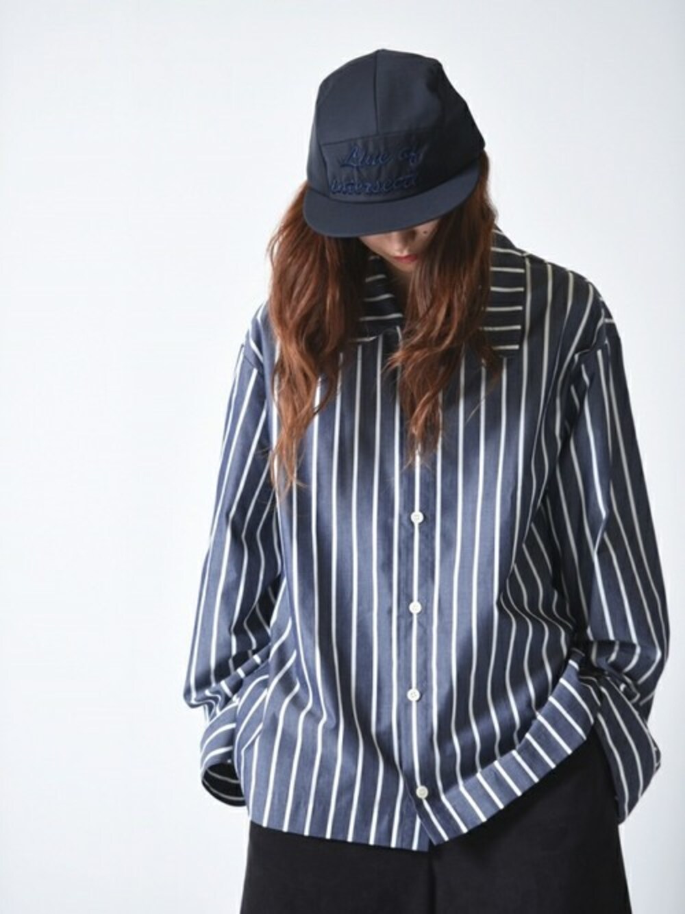「キャップ、ストライプ、オーバーサイズ、ストライプシャツ、ユニセックス、ETHOSENS、エトセンス、OVIE STUDIO、ボックスシルエット、VOAAOV」｜「VOAAOVのVOAAOV ボックスショートシャツ stripe（シャツ/ブラウス、ブルー系）」を使った、OVIE STUDIOさん（レディース・163cm）の秋コーディネートの1枚目の写真