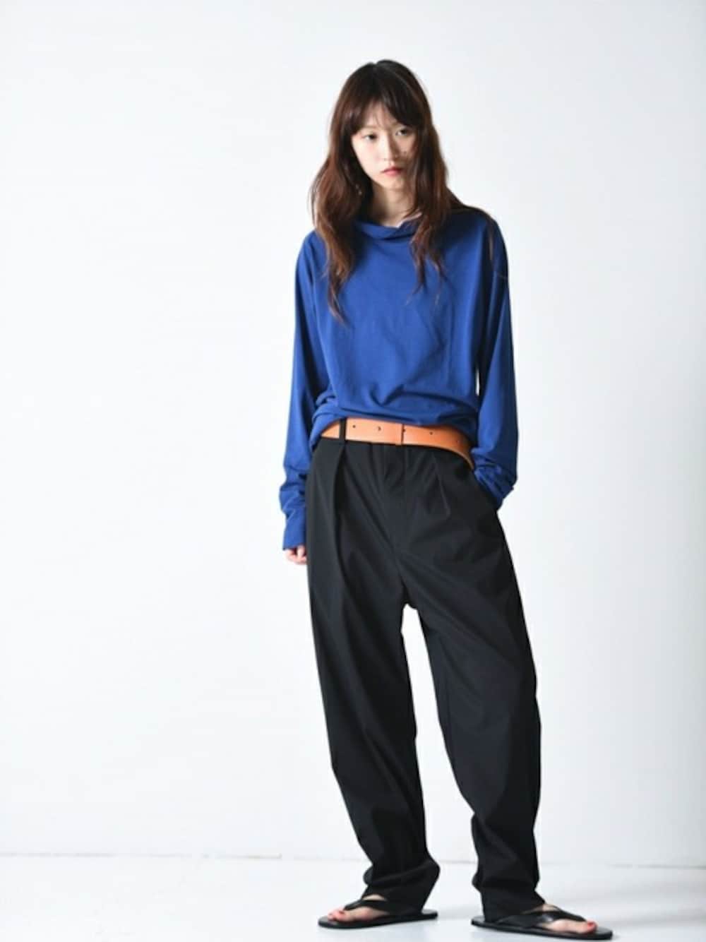 「ハイネック、スラックス、タートルネック、タックイン、タックパンツ、ETHOSENS、レザーサンダル、OVIE STUDIO、house of the very island's、BISHOOL」｜「HOUSE OF THE VERY ISLAND'Sのhouse of the very island's... ロングタートルネックプルオーバー（Tシャツ/カットソー、ブルー系）」を使った、OVIE STUDIOさん（レディース・163cm）の秋コーディネートの1枚目の写真