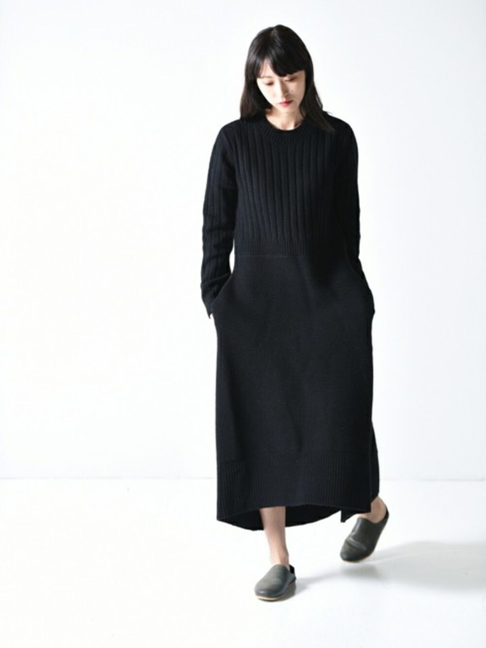 「ニット、ブラックコーデ、ニットワンピース、ルームシューズ、ロングワンピース、マキシ丈ワンピース、OVIE STUDIO、AUTTAA、KAIKI、カイキ」｜「--のKAIKI コクーンニットワンピース（ワンピース、ブラック系）」を使った、OVIE STUDIOさん（レディース・163cm）の秋コーディネートの1枚目の写真