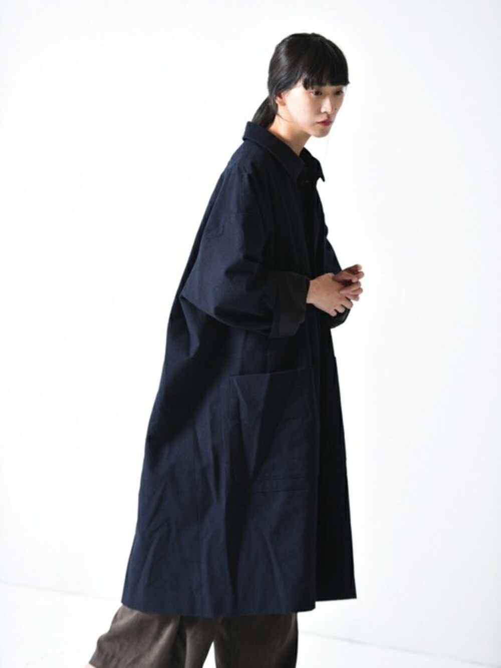 ブルー系のその他アウターを着用したレディースの秋コーディネートの1枚目の写真