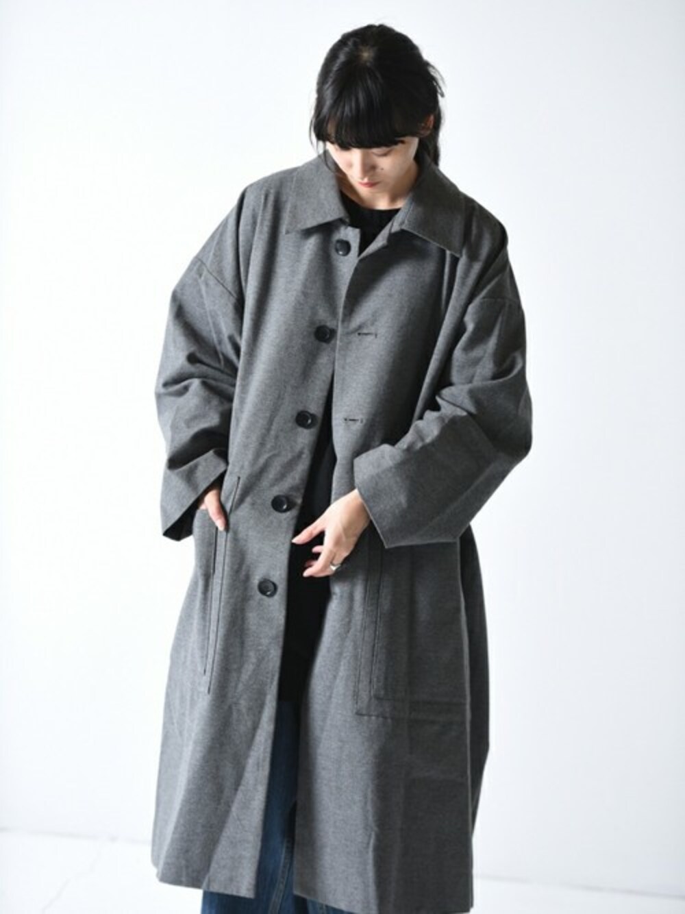 グレー系のその他アウターを着用したレディースの秋コーディネートの1枚目の写真