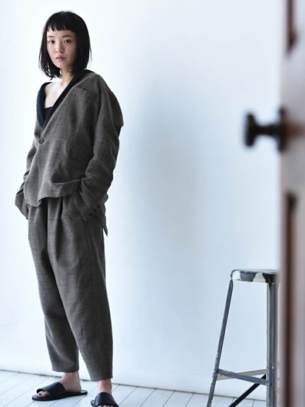 「ジャケット、セットアップ、ベージュ、秋のコーデ、冬コーデ、サンダル、YANTOR、OVIE STUDIO、ヤントル、BISHOOL」｜「YANTORのYANTOR Double Face Wool Himo Pants（その他パンツ、ベージュ系）」を使った、OVIE STUDIOさん（レディース・168cm）の秋コーディネートの1枚目の写真