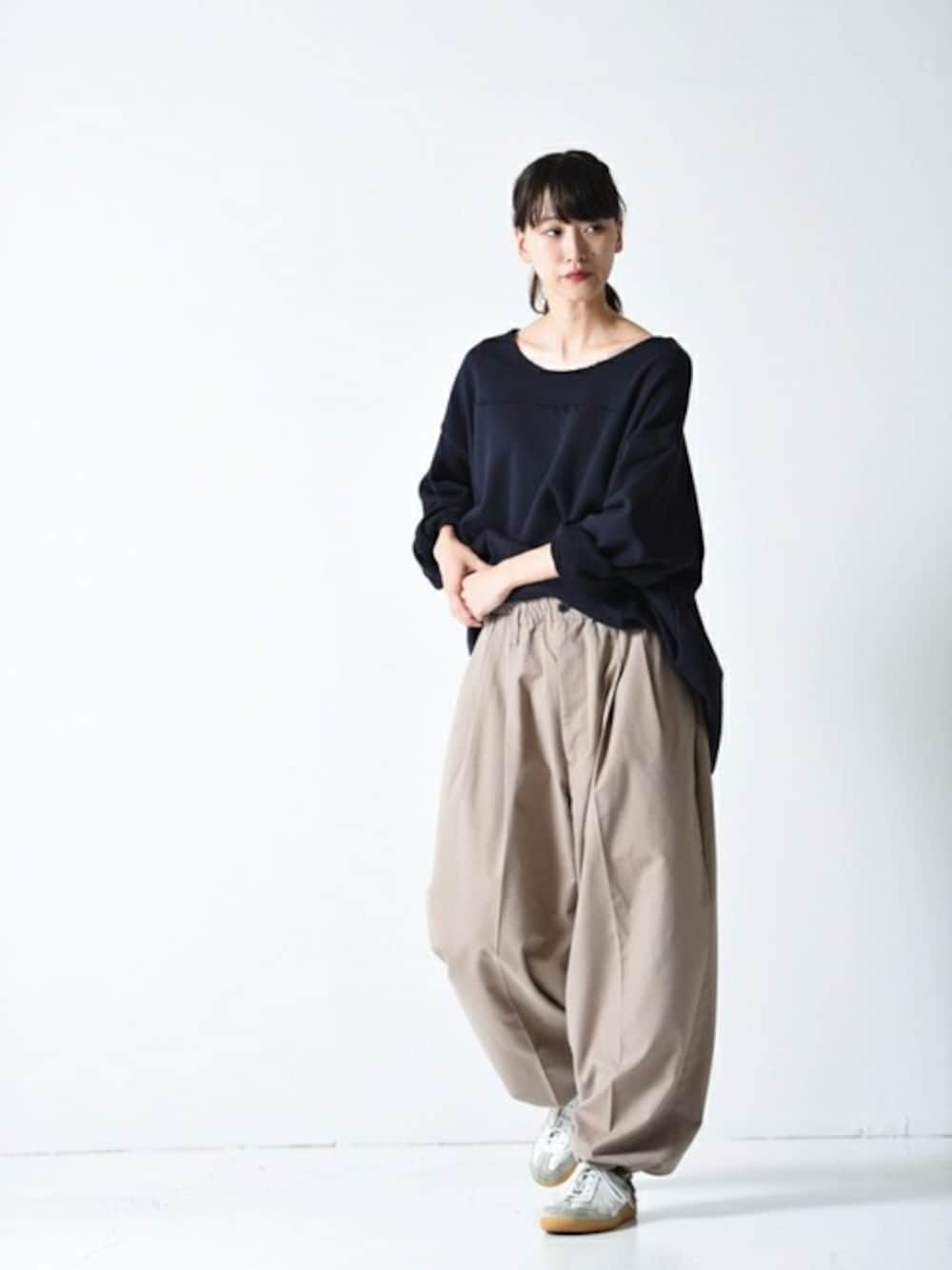 「スウェット、秋のコーデ、スラックス、ワイドパンツ、バルーンパンツ、冬、my beautiful landlet、秋、Essay、OVIE STUDIO」｜「my beautiful landletのMy Beautiful Landlet スクエア切替カットオフスウェット（スウェット、ブルー系）」を使った、OVIE STUDIOさん（レディース・163cm）の秋コーディネートの1枚目の写真