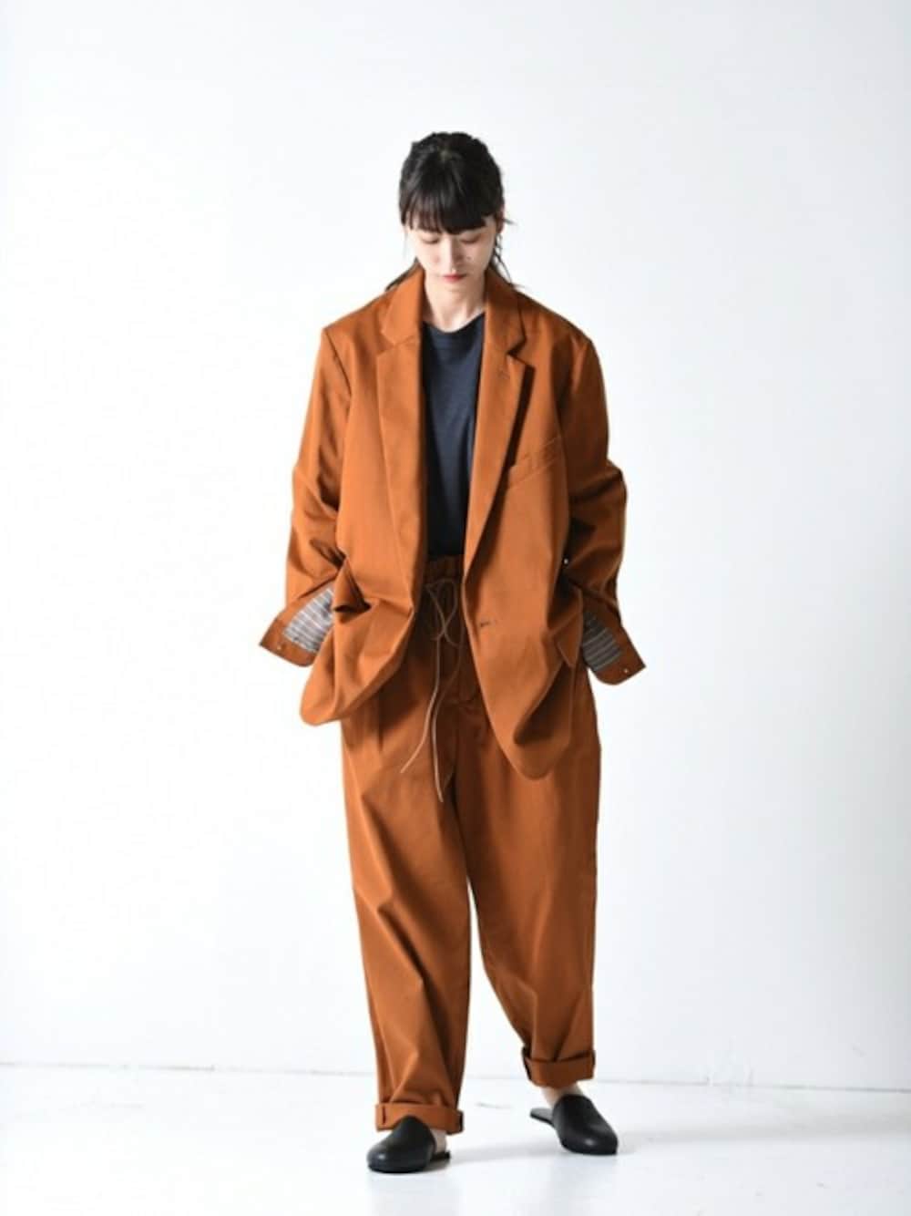 「セットアップ、レザー、オレンジ、オーバーサイズ、ブラウン、サボ、ユニセックス、edwina horl、OVIE STUDIO、BISHOOL」｜「Edwina HorlのEdwina Horl　定番紐パンツ brown（スラックス、ブラウン系）」を使った、OVIE STUDIOさん（メンズ・163cm）の秋コーディネートの1枚目の写真