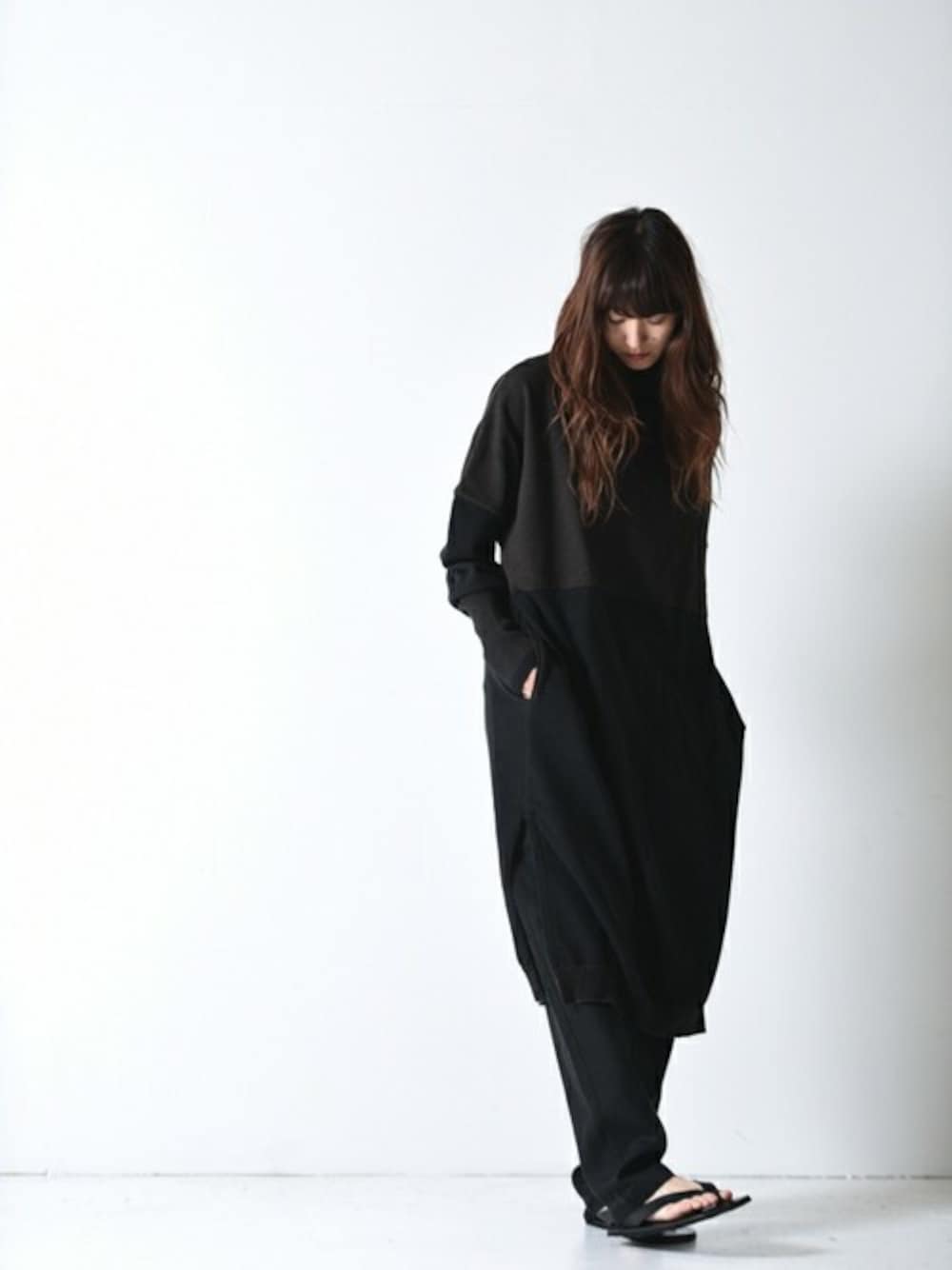 「ニット、ニットワンピース、タートルネック、オーバーサイズ、ロング丈、ユニセックス、サンダル、YANTOR、OVIE STUDIO、BISHOOL」｜「YANTORのYANTOR cotton turtle knit One-Piece black×brown（ニット/セーター、ブラウン系）」を使った、OVIE STUDIOさん（レディース・163cm）の秋コーディネートの1枚目の写真