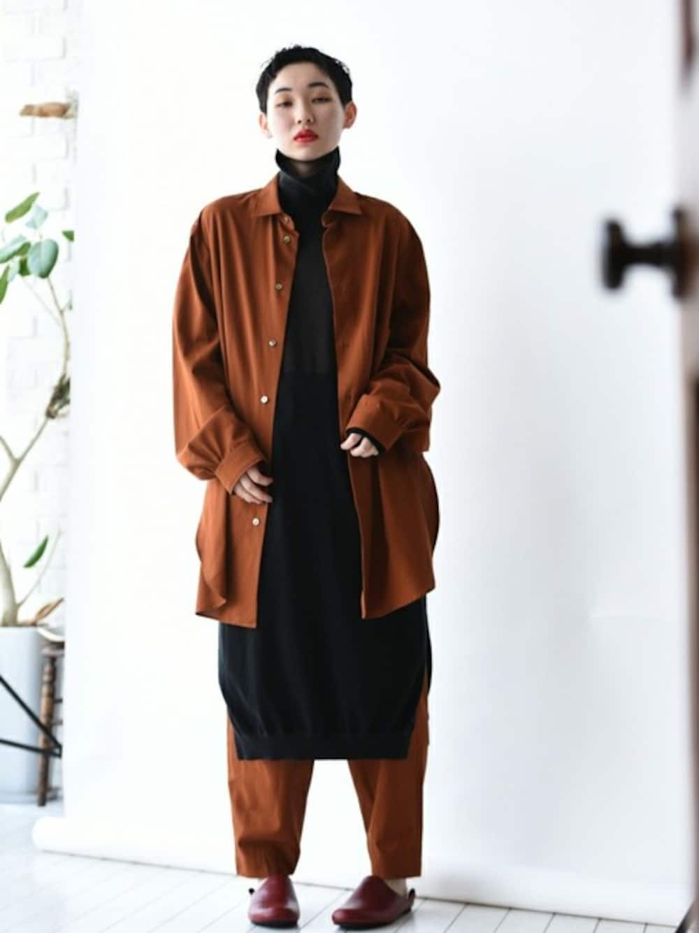 「ニット、セットアップ、ニットワンピース、ブラウン、edwina horl、セットアップスタイル、YANTOR、OVIE STUDIO、エドウィナホール、ヤントル」｜「YANTORのYANTOR cotton turtle knit One-Piece black×brown（ニット/セーター、ブラウン系）」を使った、OVIE STUDIOさん（レディース・165cm）の秋コーディネートの1枚目の写真