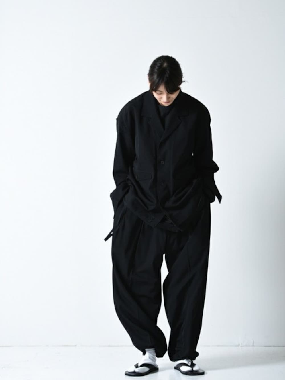 「セットアップ、black、ブラック、オールブラック、Essay、ALL BLACK、OVIE STUDIO、サンダルに靴下、サンダル×靴下、BISHOOL」｜「ESSAYのESSAY DAILY JACKET black（その他アウター、ブラック系）」を使った、OVIE STUDIOさん（レディース・163cm）の秋コーディネートの1枚目の写真