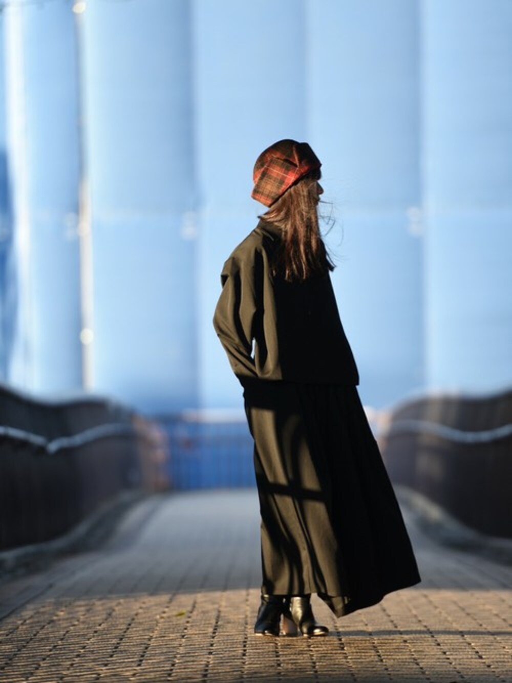 「セットアップ、black、ブラック、袴、シャツスタイル、ALL BLACK、OVIE STUDIO、ロシアン帽、KAIKI、BISHOOL」｜「BISHOOLのBISHOOL Wool Gabardine Double Cuffs Short Shirts（シャツ/ブラウス、ブラック系）」を使った、OVIE STUDIOさん（レディース・163cm）の秋コーディネートの1枚目の写真