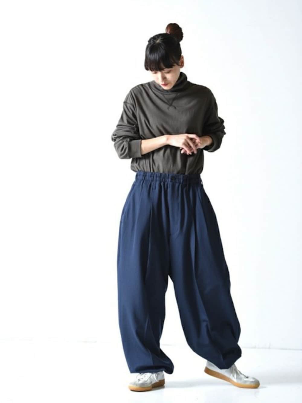 「ネイビー、ハイネック、スラックス、blue、ワイドパンツ、バルーンパンツ、ハイネックニット、Essay、OVIE STUDIO、エッセイ」｜「ESSAYのESSAY WIDE BALLOON SLACKS（スラックス、ブルー系）」を使った、OVIE STUDIOさん（レディース・163cm）の冬コーディネートの1枚目の写真