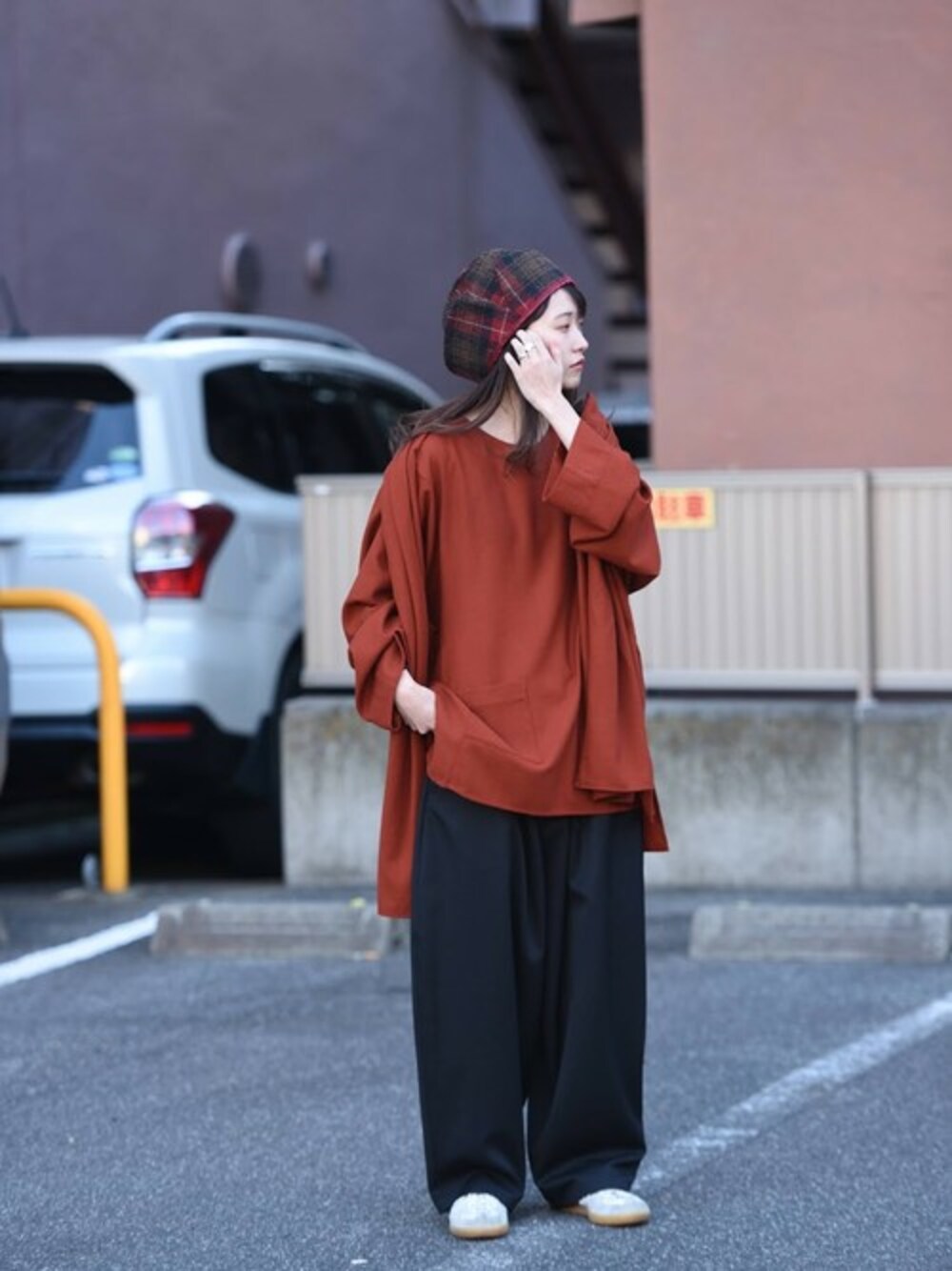 「チェック、black、オレンジ、オーバーサイズ、ワイドパンツ、ユニセックス、春コーデ、OVIE STUDIO、ロシアン帽、KAIKI」｜「tac:tacのtac:tac MUFFLER PULLOVER / orange（ニット/セーター、レッド系）」を使った、OVIE STUDIOさん（レディース・163cm）の冬コーディネートの1枚目の写真