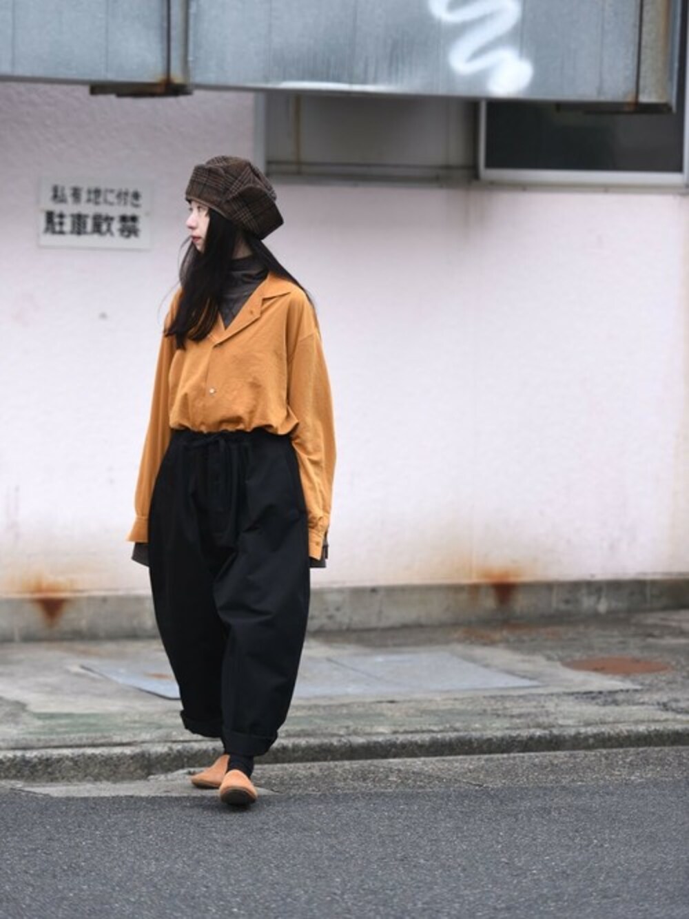 「冬コーデ、ワイドパンツ、タックイン、冬、edwina horl、my beautiful landlet、OVIE STUDIO、開襟シャツ、AUTTAA、KAIKI」｜「Edwina HorlのEdwina Horl 開襟ビッグシャツ orange（シャツ/ブラウス、イエロー系）」を使った、OVIE STUDIOさん（レディース・163cm）の冬コーディネートの1枚目の写真