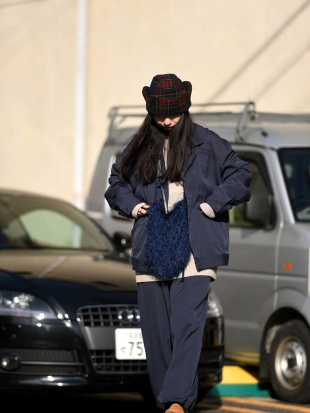 「チェック、セットアップ、ブルー、ネイビー、冬コーデ、Essay、OVIE STUDIO、ロシアン帽、サコッシュ、KAIKI」｜「ESSAYのESSAY WIDE BALLOON SLACKS blue（スラックス、ブルー系）」を使った、OVIE STUDIOさん（レディース・163cm）の冬コーディネートの1枚目の写真