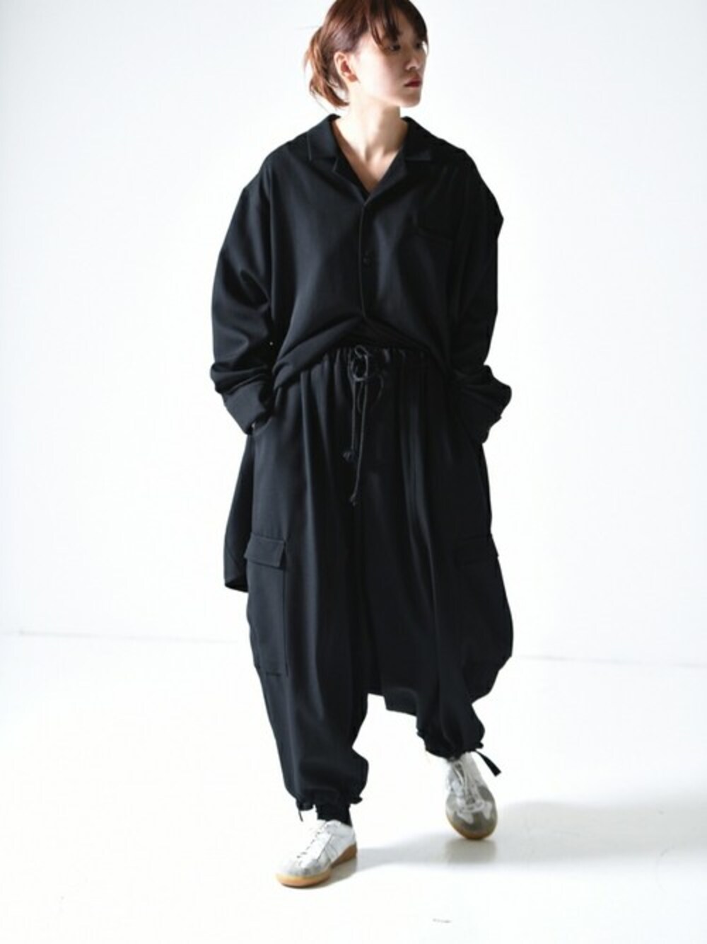 ブラック系のその他パンツ、ブラック系のシャツ/ブラウスを着用したレディースの冬コーディネートの1枚目の写真