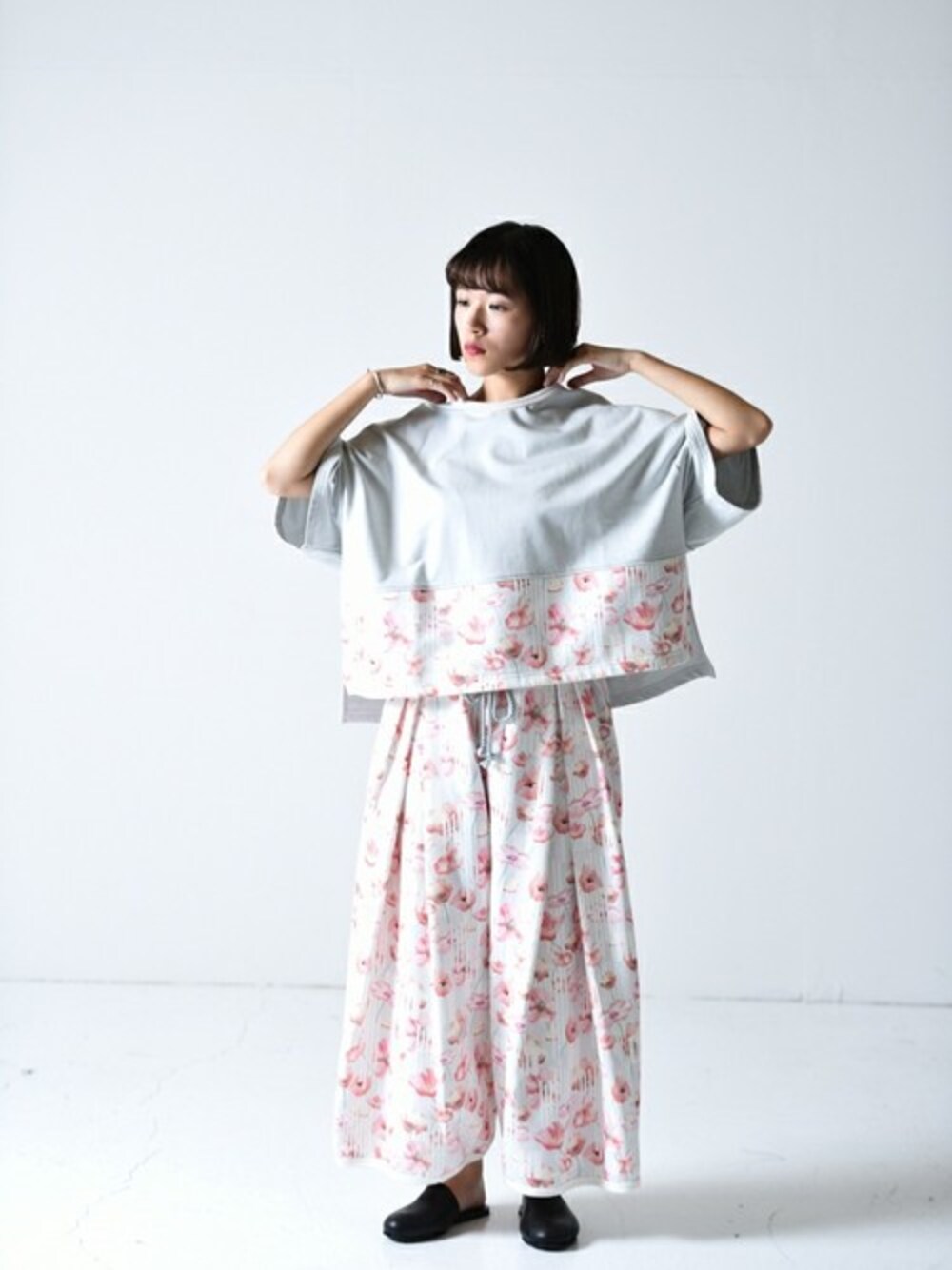 「セットアップ、フラワー、花柄、サボ、サンダル、パステルカラー、sneeuw、OVIE STUDIO、BISHOOL、スタッフセンバツ」｜「sneeuwのsneeuw ボタニカルプリントパネルプルオーバー flower（Tシャツ/カットソー、ピンク系）」を使った、OVIE STUDIOさん（レディース・154cm）の冬コーディネートの1枚目の写真