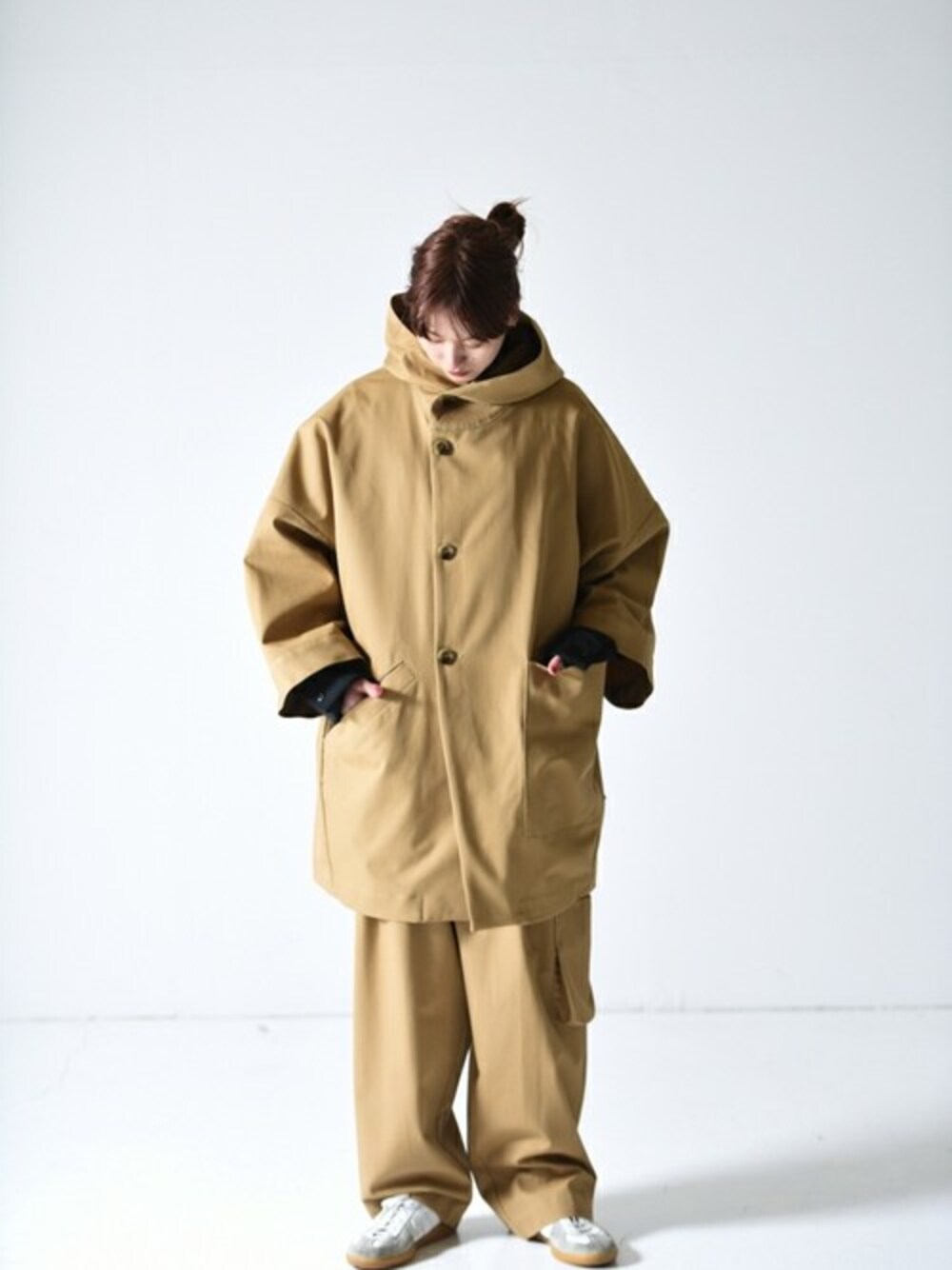 ベージュ系のその他パンツ、ベージュ系のその他アウターを着用したレディースの冬コーディネートの1枚目の写真