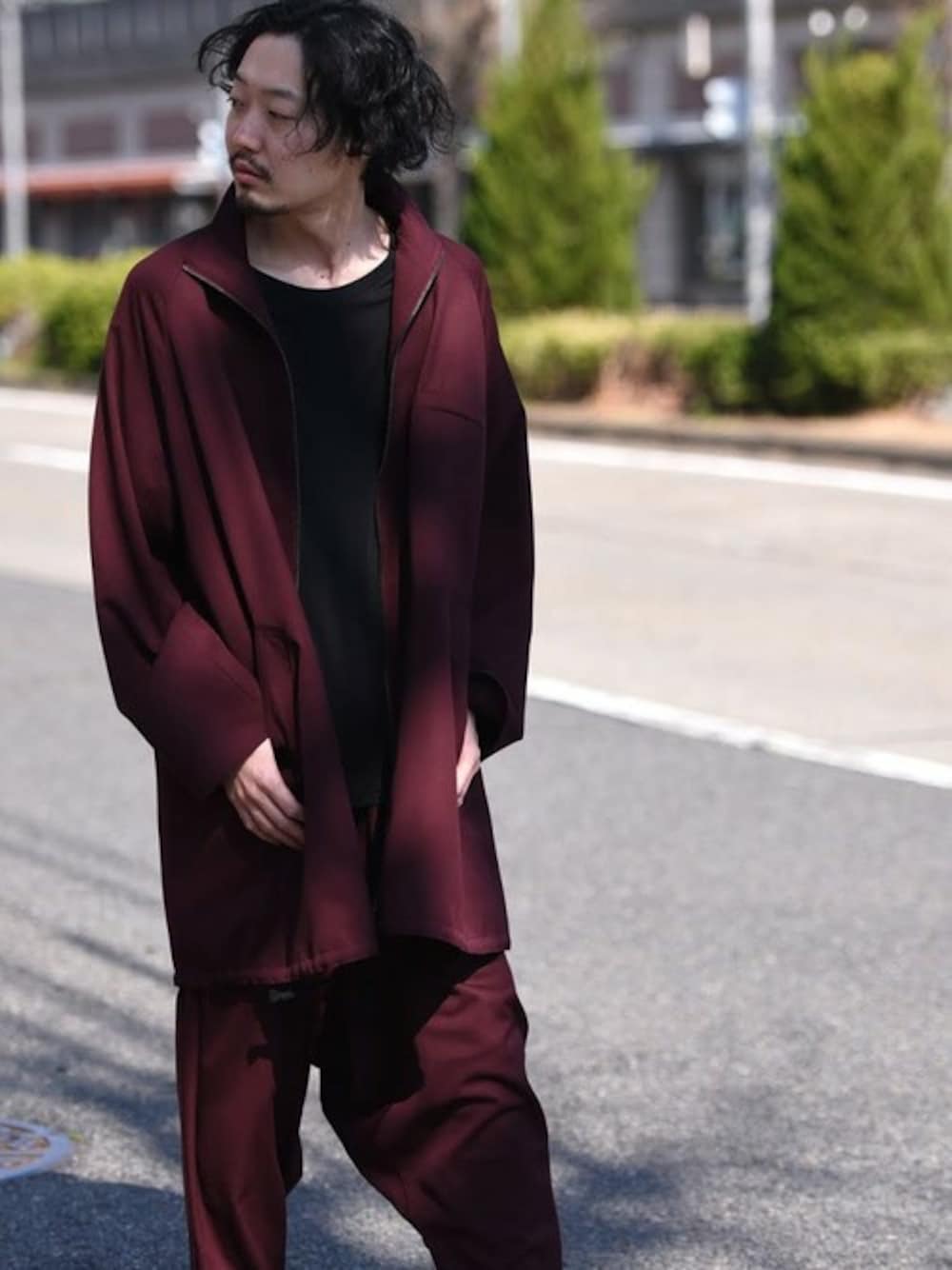 「セットアップ、ボルドー、オーバーサイズ、ロングコート、ワインレッド、春コーデ、OVIE STUDIO、BISHOOL、ビシュール、スタッフセンバツ」｜「BISHOOLのBISHOOL Wool Gabardine Japanese Lantern Pants（スラックス、レッド系）」を使った、OVIE STUDIOさん（メンズ・177cm）の春コーディネートの1枚目の写真