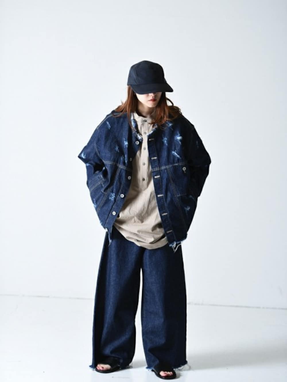「デニム、デニムジャケット、デニムパンツ、ベースボールキャップ、春、edwina horl、春コーデ、Essay、OVIE STUDIO、エドウィナホール」｜「ESSAYのESSAY LONGBRIM B.B CAP（キャップ、ブラック系）」を使った、OVIE STUDIOさん（レディース・163cm）の春コーディネートの1枚目の写真