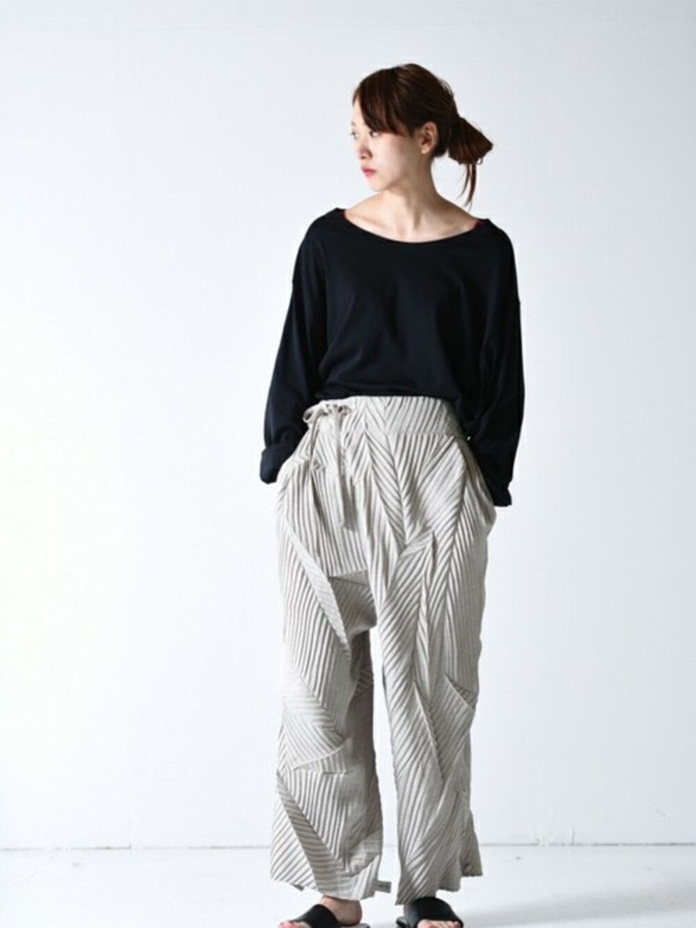 ホワイト系のその他パンツ、ブラック系のTシャツ/カットソーを着用したレディースの春コーディネートの1枚目の写真