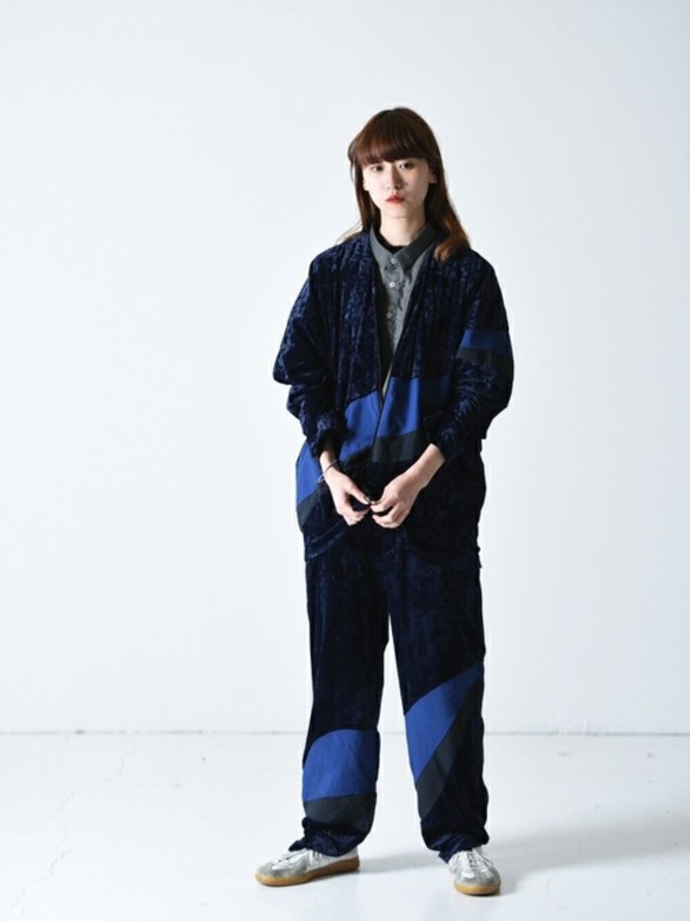 「セットアップ、ワントーンコーデ、ネイビー、ジャージ、名古屋、春、edwina horl、春コーデ、OVIE STUDIO、エドウィナホール」｜「Edwina HorlのEdwina Horl クラッシュベロアラインジャージーパンツ（その他パンツ、ブルー系）」を使った、OVIE STUDIOさん（レディース・163cm）の春コーディネートの1枚目の写真