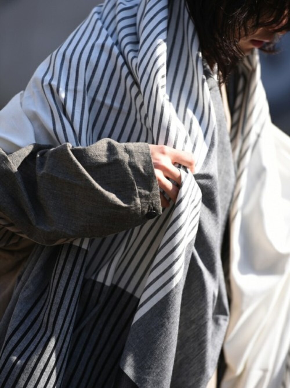 「ストール、ホワイト、グレー、ストライプ、ユニセックス、春、春コーデ、コットン、YANTOR、OVIE STUDIO」｜「YANTORのYANTOR Stripe Khadi Cotton Stole（マフラー、ホワイト系）」を使った、OVIE STUDIOさん（メンズ・165cm）の春コーディネートの1枚目の写真