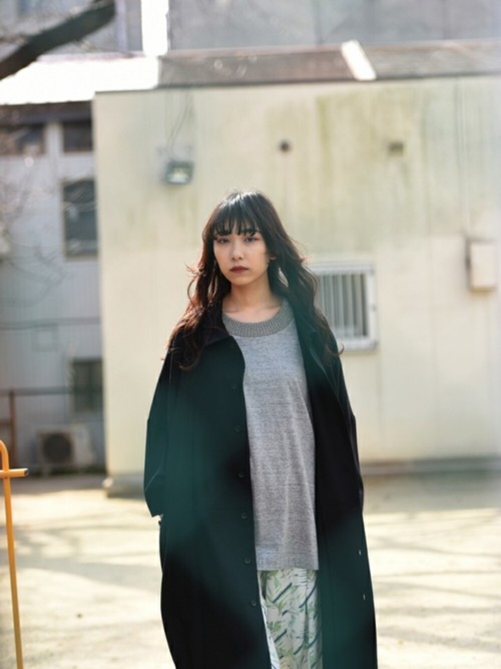 「花柄、オーバーサイズ、春、my beautiful landlet、春コーデ、ビッグシャツ、sneeuw、OVIE STUDIO、BISHOOL、スタッフセンバツ」｜「BISHOOLのBISHOOL wool gauze big shirt black（シャツ/ブラウス、ブラック系）」を使った、OVIE STUDIOさん（レディース・154cm）の春コーディネートの1枚目の写真