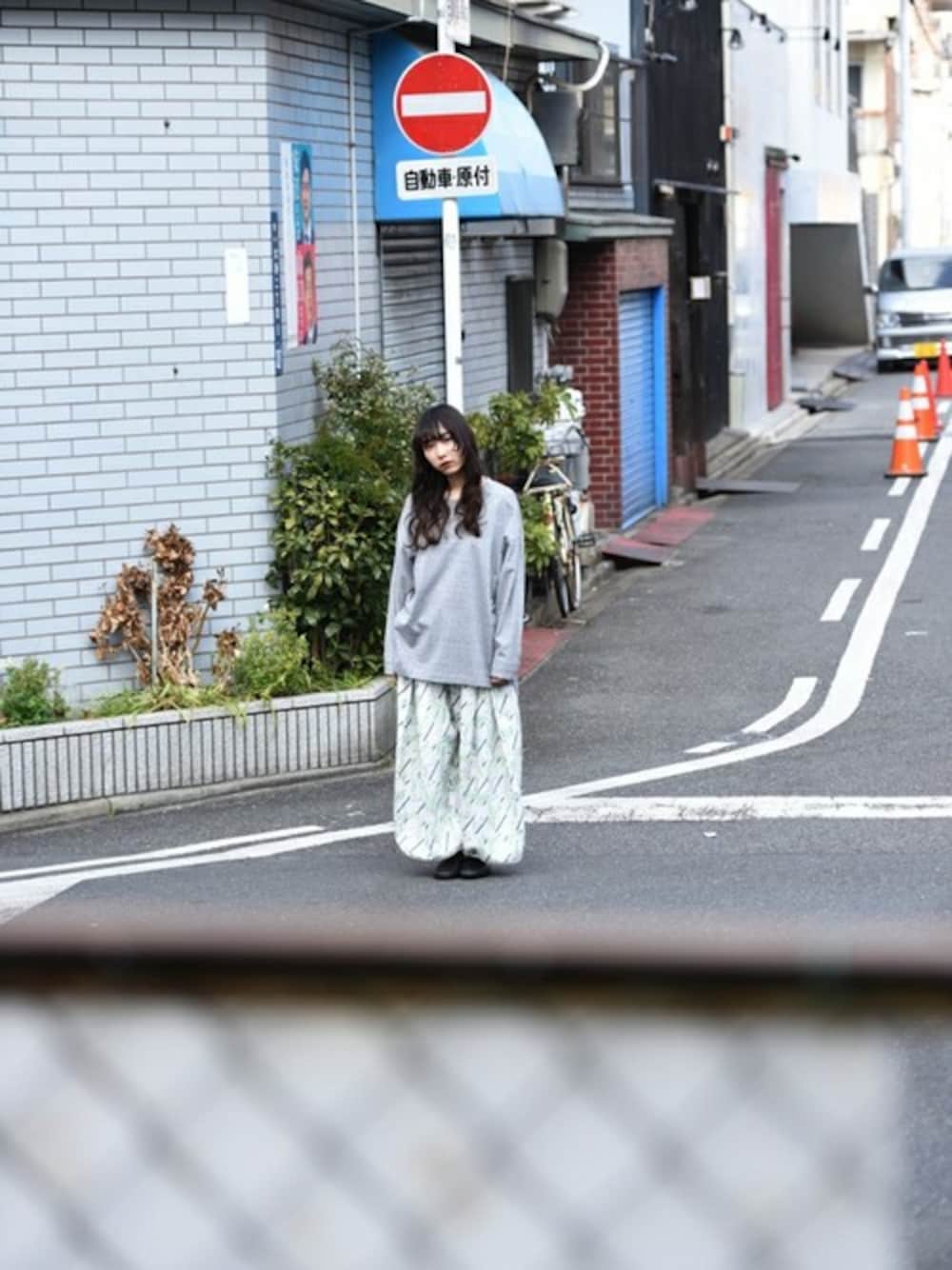 「花柄、オーバーサイズ、レザーシューズ、ユニセックス、my beautiful landlet、春コーデ、ビッグT、sneeuw、OVIE STUDIO、AUTTAA」｜「my beautiful landletのMy Beautiful Landlet ニット切り替えロングスリーブBIG-T（Tシャツ/カットソー、グレー系）」を使った、OVIE STUDIOさん（レディース・154cm）の春コーディネートの1枚目の写真