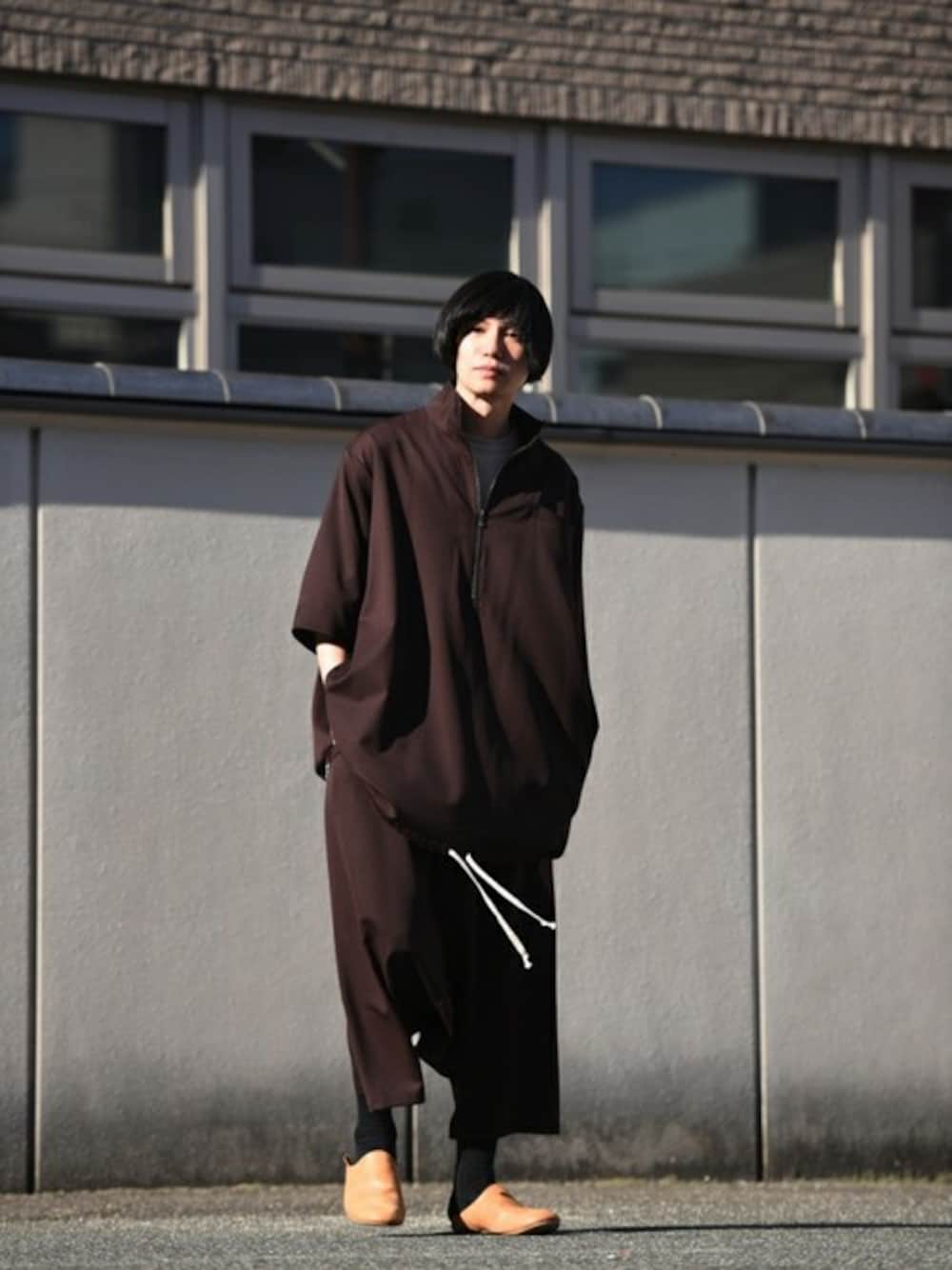 ブラウン系のその他パンツ、ブラウン系のTシャツ/カットソー、ベージュ系のその他シューズを着用したメンズの春コーディネートの1枚目の写真