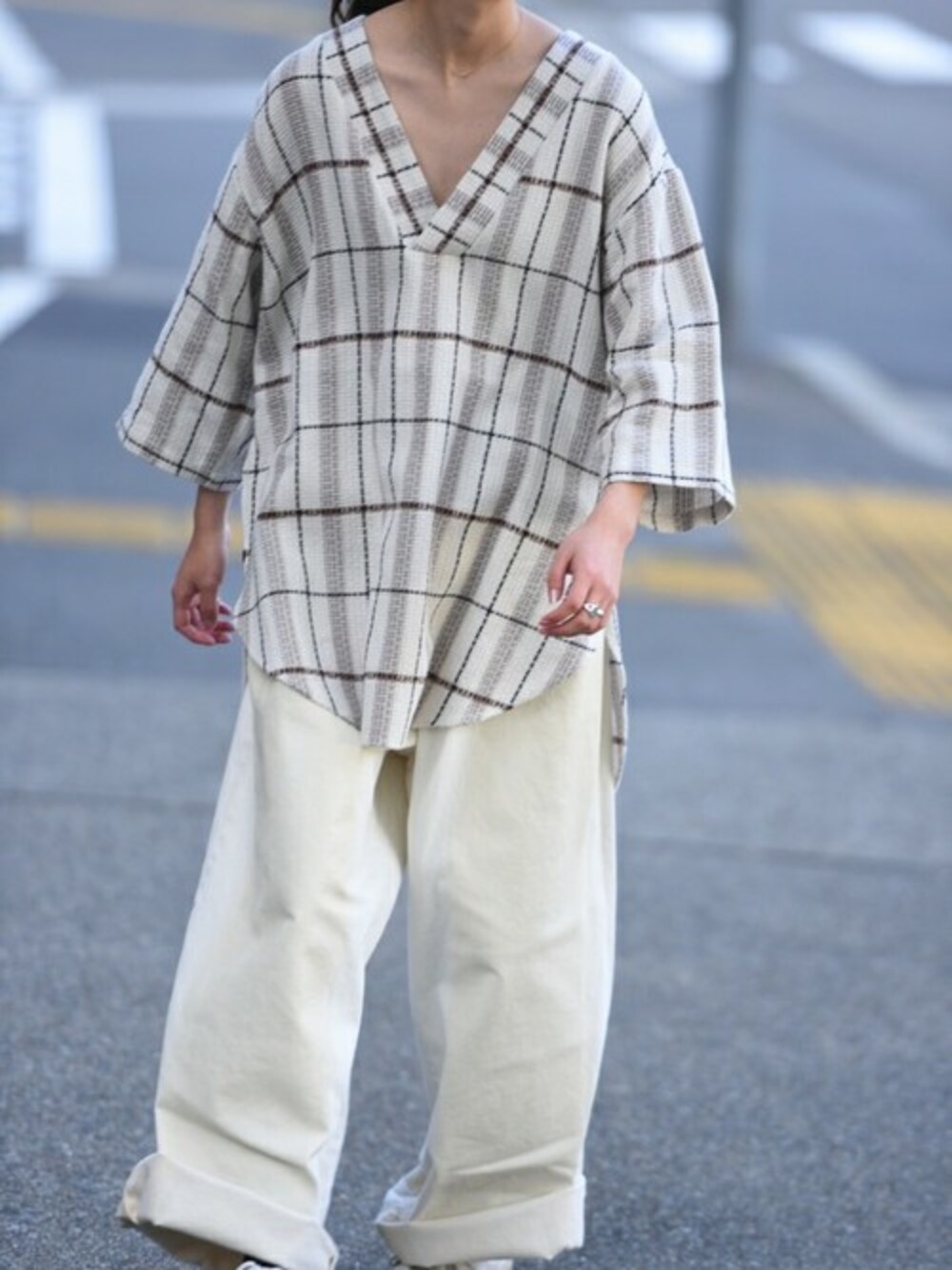 「チェック、デニム、夏、ワイドパンツ、デニムパンツ、ホワイトデニム、edwina horl、夏コーデ、OVIE STUDIO、エドウィナホール」｜「Edwina HorlのEdwina Horl デニムワイドパンツ white（デニムパンツ、ホワイト系）」を使った、OVIE STUDIOさん（レディース・163cm）の夏コーディネートの1枚目の写真