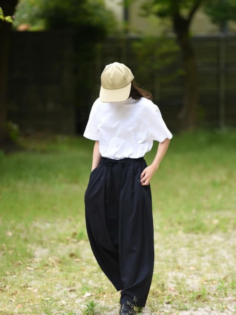 「ビッグシルエット、夏、白、ワイドパンツ、my beautiful landlet、夏コーデ、白Tシャツ、Essay、OVIE STUDIO、VOAAOV」｜「VOAAOVのVOAAOV コットン天竺ラウンドネックVOAAOV刺繍T（Tシャツ/カットソー、ホワイト系）」を使った、OVIE STUDIOさん（レディース・163cm）の夏コーディネートの1枚目の写真