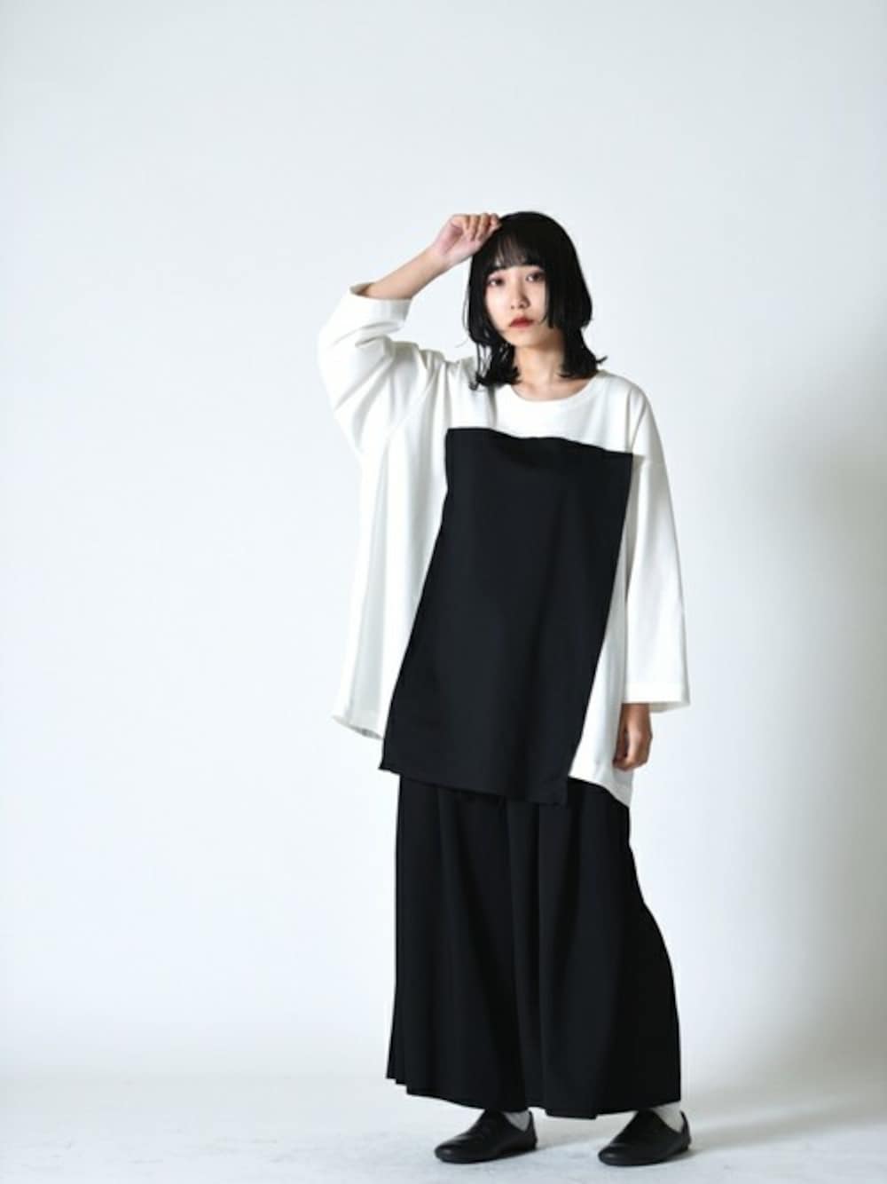 「ビッグシルエット、モノトーン、ワイドパンツ、モード、my beautiful landlet、ビッグT、OVIE STUDIO、AUTTAA、BISHOOL、ビシュール」｜「my beautiful landletのMy Beautiful Landlet スクエア切替カットソー（Tシャツ/カットソー、ホワイト系）」を使った、OVIE STUDIOさん（レディース・154cm）の夏コーディネートの1枚目の写真